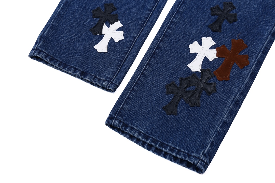 P130
款号：H638
Chrome Hearts CH克罗心 24SS vip定制双膝贴皮火焰高街十字架牛仔裤
原版购入打版 真实还原Vintage极致质感
意产特种牛皮印花再切割 订制羊皮三层粗线帖皮 整体拼接在重水水洗工艺 匠人手工泼墨 细节看的到
立体裁剪版型 宽松舒适不挑身材 显高显瘦 大厂精工 原厂品控 男女同款 可做情侣搭配 百搭推荐 四季必备牛仔裤

Color：蓝色
Size：28，30，32，34，36（S-xxl）