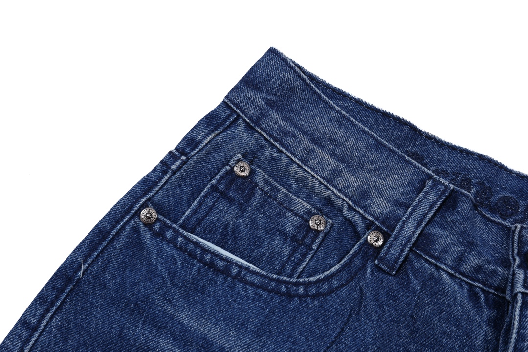 P130
款号：H638
Chrome Hearts CH克罗心 24SS vip定制双膝贴皮火焰高街十字架牛仔裤
原版购入打版 真实还原Vintage极致质感
意产特种牛皮印花再切割 订制羊皮三层粗线帖皮 整体拼接在重水水洗工艺 匠人手工泼墨 细节看的到
立体裁剪版型 宽松舒适不挑身材 显高显瘦 大厂精工 原厂品控 男女同款 可做情侣搭配 百搭推荐 四季必备牛仔裤

Color：蓝色
Size：28，30，32，34，36（S-xxl）