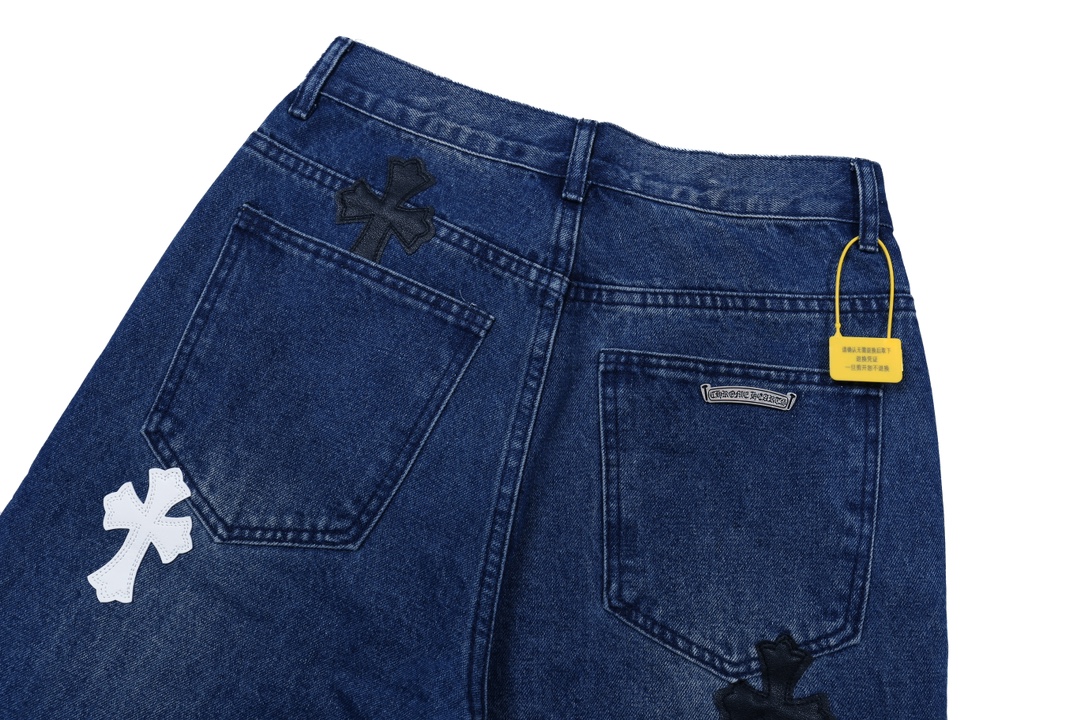 P130
款号：H638
Chrome Hearts CH克罗心 24SS vip定制双膝贴皮火焰高街十字架牛仔裤
原版购入打版 真实还原Vintage极致质感
意产特种牛皮印花再切割 订制羊皮三层粗线帖皮 整体拼接在重水水洗工艺 匠人手工泼墨 细节看的到
立体裁剪版型 宽松舒适不挑身材 显高显瘦 大厂精工 原厂品控 男女同款 可做情侣搭配 百搭推荐 四季必备牛仔裤

Color：蓝色
Size：28，30，32，34，36（S-xxl）