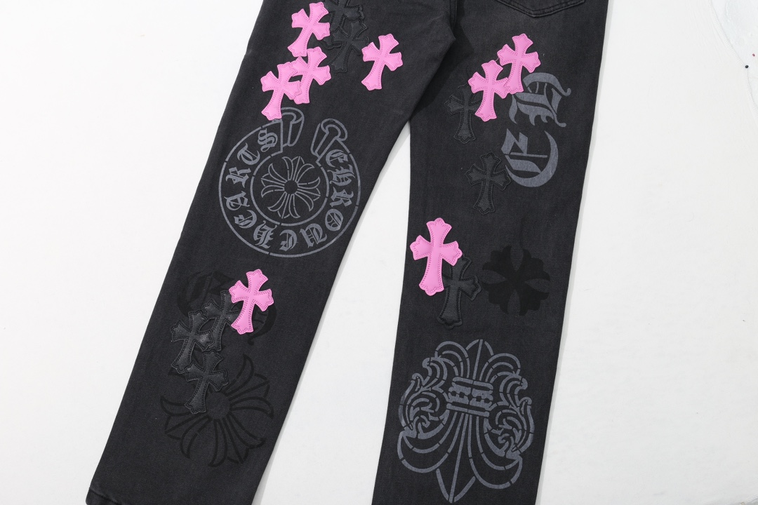 P130
款号:H669
ChromeHearts & 克罗心 紫色喷绘涂鸦拼皮 牛王 牛仔裤
原版五金辅料水洗等吊卡,二维码解析均为采购原厂,还原度高,欢迎随便对比某宝~
立体版型 宽松舒适不挑身材 显高显瘦 大厂精工 原厂品控 男女同款 可做情侣搭配 百搭推荐 四季必备牛仔裤
潮人失望过 从布料的质量选择,细节的剪裁,花型的搭配都无可挑剔!上身穿着可谓是帅到炸…男女老少都可以轻松驾驭!
工艺上采用重工水洗纯棉牛仔面料 水洗之后 柔软厚实 穿在身上十分有型
Size:28,30,32,34,36(S-XXL)
Color:黑紫色