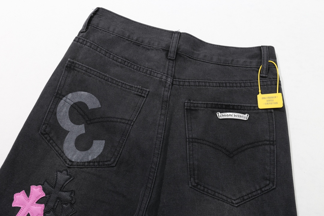 P130
款号:H669
ChromeHearts & 克罗心 紫色喷绘涂鸦拼皮 牛王 牛仔裤
原版五金辅料水洗等吊卡,二维码解析均为采购原厂,还原度高,欢迎随便对比某宝~
立体版型 宽松舒适不挑身材 显高显瘦 大厂精工 原厂品控 男女同款 可做情侣搭配 百搭推荐 四季必备牛仔裤
潮人失望过 从布料的质量选择,细节的剪裁,花型的搭配都无可挑剔!上身穿着可谓是帅到炸…男女老少都可以轻松驾驭!
工艺上采用重工水洗纯棉牛仔面料 水洗之后 柔软厚实 穿在身上十分有型
Size:28,30,32,34,36(S-XXL)
Color:黑紫色