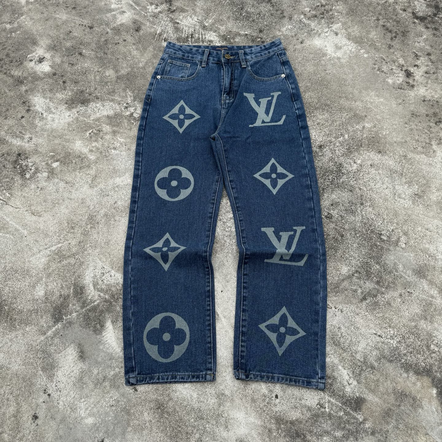 P120 N.º de modelo: H706 Louis Vuitton & Louis Vuitton Jeans con logo grande LV Adopta una técnica única que interpreta…