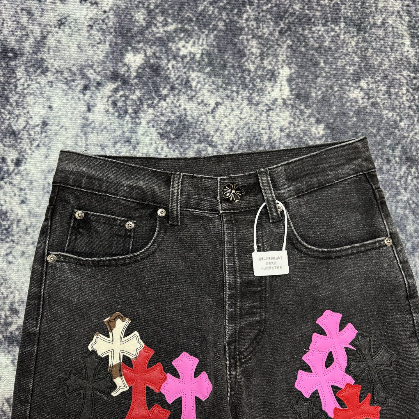 P145
款号：H725
Chrome Hearts & CH克罗心三色拼皮鬼脸元素说唱歌手诺米同款十字架牛仔裤

真实还原Vintage极致质感 （无原标平替款）

意产特种牛皮印花再切割 订制羊皮三层粗线帖皮 整体拼接在重水水洗工艺 匠人手工泼墨 细节看的到
立体裁剪版型 宽松舒适不挑身材 显高显瘦 大厂精工 原厂品控 男女同款 可做情侣搭配 百搭推荐 四季必备牛仔裤

Color：黑色
Size：28-30-32-34-36
