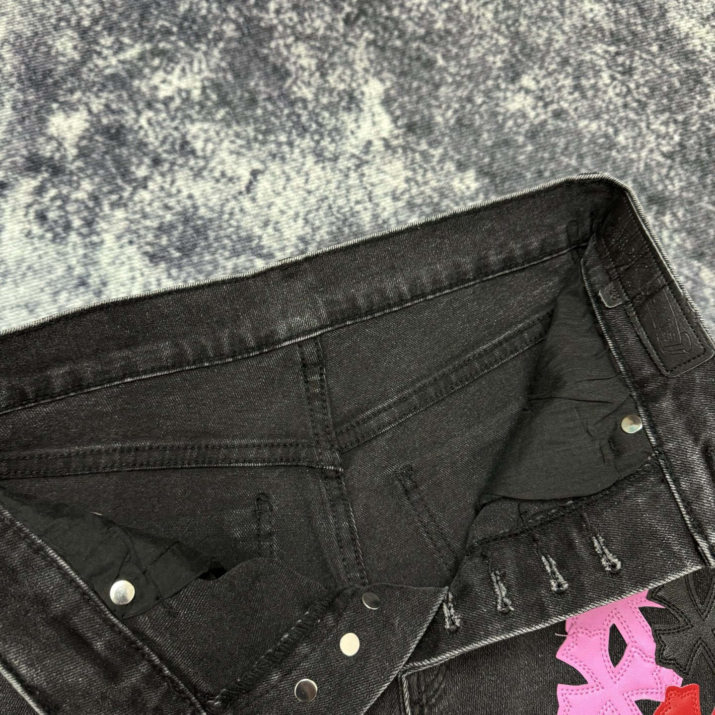 P145
款号：H725
Chrome Hearts & CH克罗心三色拼皮鬼脸元素说唱歌手诺米同款十字架牛仔裤

真实还原Vintage极致质感 （无原标平替款）

意产特种牛皮印花再切割 订制羊皮三层粗线帖皮 整体拼接在重水水洗工艺 匠人手工泼墨 细节看的到
立体裁剪版型 宽松舒适不挑身材 显高显瘦 大厂精工 原厂品控 男女同款 可做情侣搭配 百搭推荐 四季必备牛仔裤

Color：黑色
Size：28-30-32-34-36