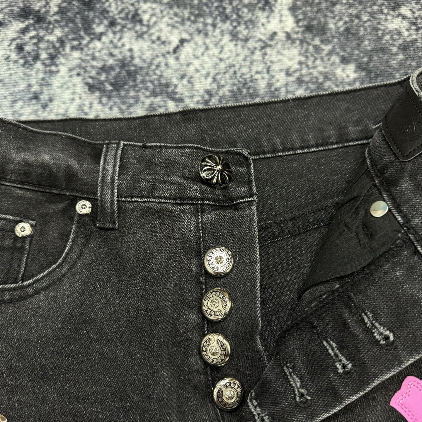 P145
款号：H725
Chrome Hearts & CH克罗心三色拼皮鬼脸元素说唱歌手诺米同款十字架牛仔裤

真实还原Vintage极致质感 （无原标平替款）

意产特种牛皮印花再切割 订制羊皮三层粗线帖皮 整体拼接在重水水洗工艺 匠人手工泼墨 细节看的到
立体裁剪版型 宽松舒适不挑身材 显高显瘦 大厂精工 原厂品控 男女同款 可做情侣搭配 百搭推荐 四季必备牛仔裤

Color：黑色
Size：28-30-32-34-36