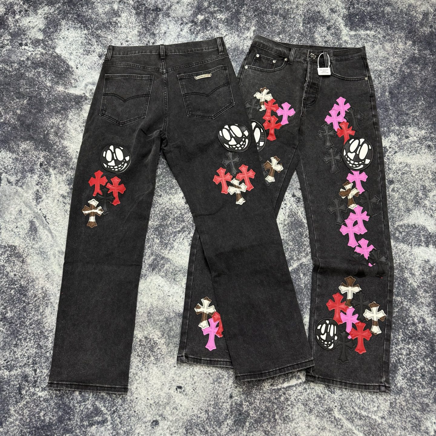 P145
款号：H725
Chrome Hearts & CH克罗心三色拼皮鬼脸元素说唱歌手诺米同款十字架牛仔裤

真实还原Vintage极致质感 （无原标平替款）

意产特种牛皮印花再切割 订制羊皮三层粗线帖皮 整体拼接在重水水洗工艺 匠人手工泼墨 细节看的到
立体裁剪版型 宽松舒适不挑身材 显高显瘦 大厂精工 原厂品控 男女同款 可做情侣搭配 百搭推荐 四季必备牛仔裤

Color：黑色
Size：28-30-32-34-36