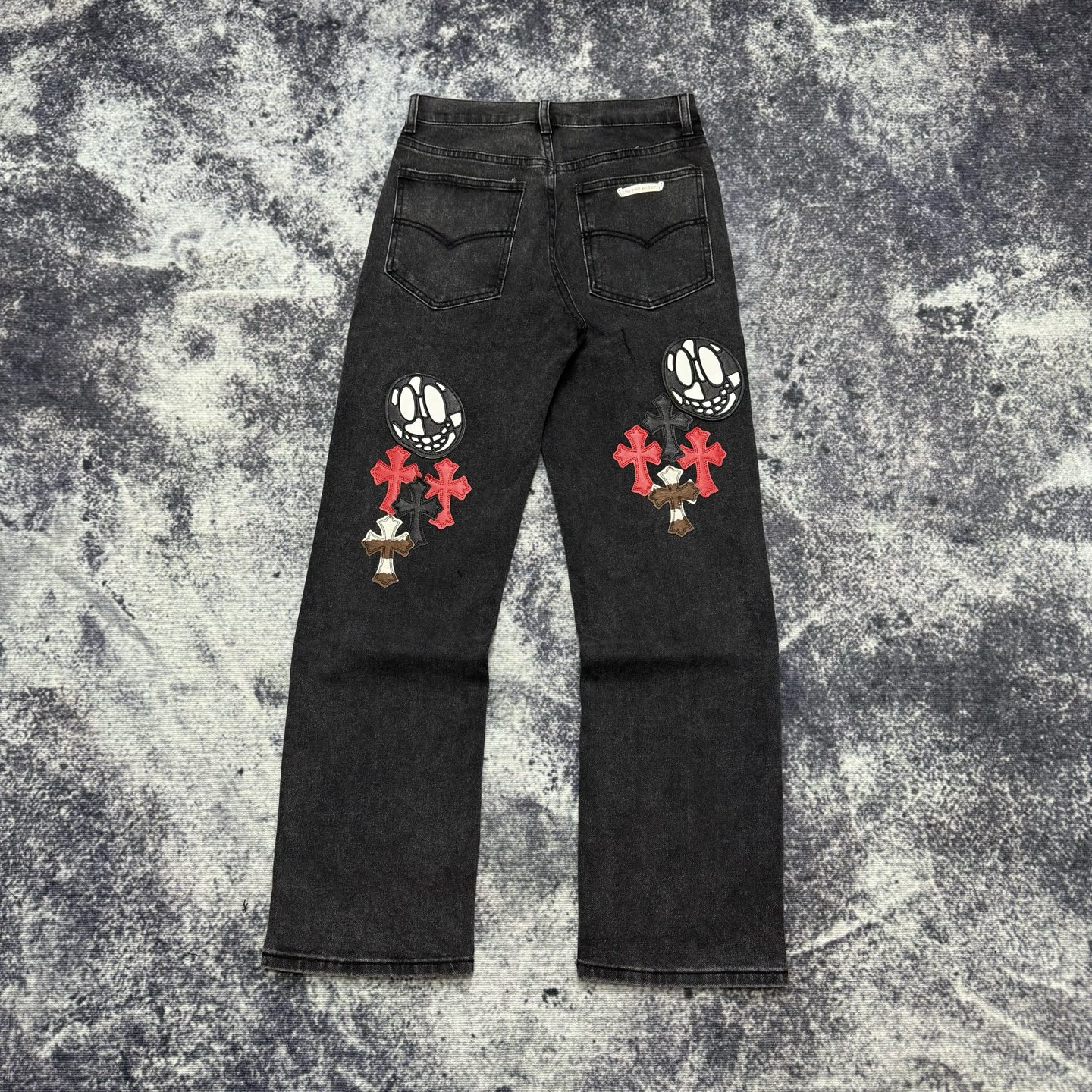 P145
款号：H725
Chrome Hearts & CH克罗心三色拼皮鬼脸元素说唱歌手诺米同款十字架牛仔裤

真实还原Vintage极致质感 （无原标平替款）

意产特种牛皮印花再切割 订制羊皮三层粗线帖皮 整体拼接在重水水洗工艺 匠人手工泼墨 细节看的到
立体裁剪版型 宽松舒适不挑身材 显高显瘦 大厂精工 原厂品控 男女同款 可做情侣搭配 百搭推荐 四季必备牛仔裤

Color：黑色
Size：28-30-32-34-36