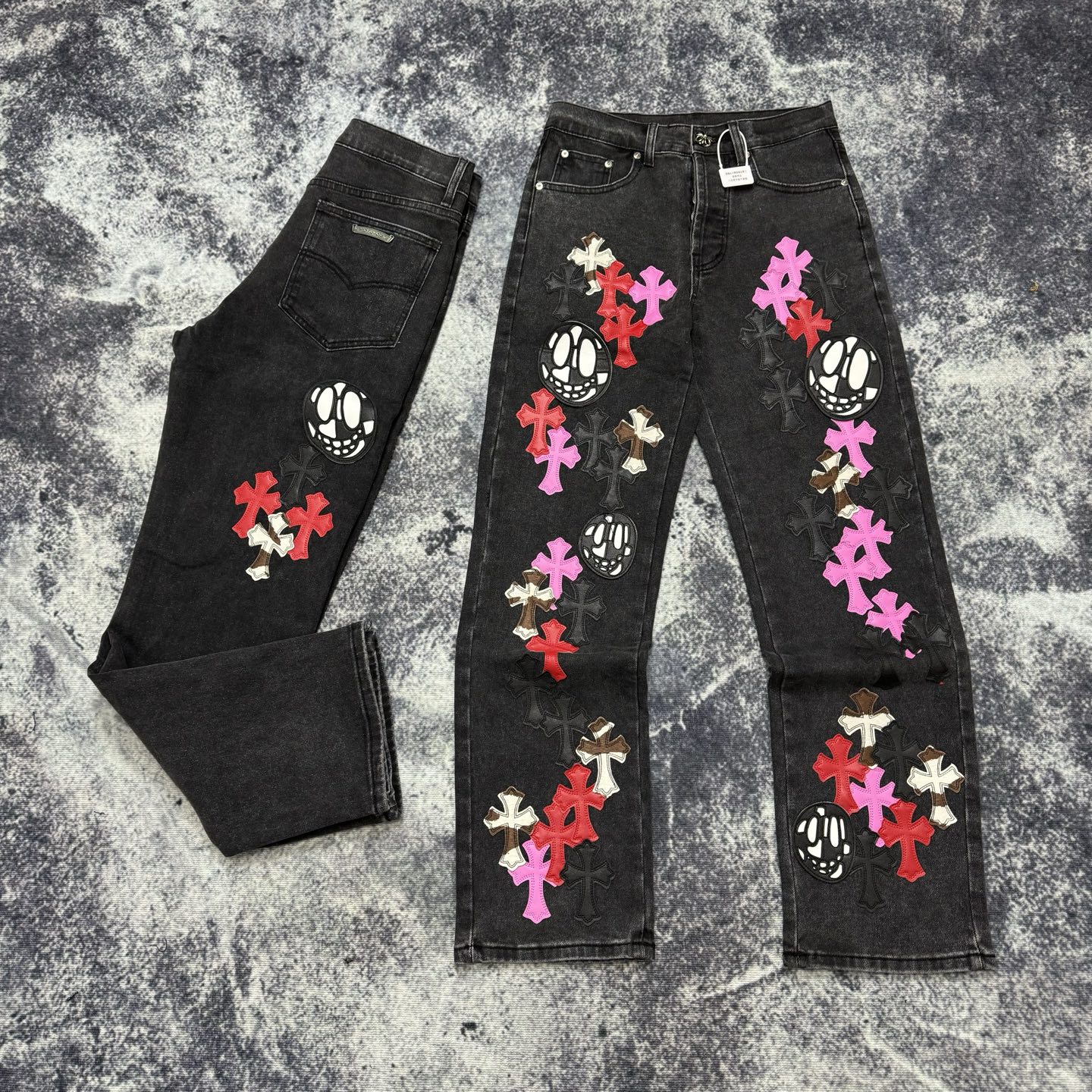 P145
款号：H725
Chrome Hearts & CH克罗心三色拼皮鬼脸元素说唱歌手诺米同款十字架牛仔裤

真实还原Vintage极致质感 （无原标平替款）

意产特种牛皮印花再切割 订制羊皮三层粗线帖皮 整体拼接在重水水洗工艺 匠人手工泼墨 细节看的到
立体裁剪版型 宽松舒适不挑身材 显高显瘦 大厂精工 原厂品控 男女同款 可做情侣搭配 百搭推荐 四季必备牛仔裤

Color：黑色
Size：28-30-32-34-36