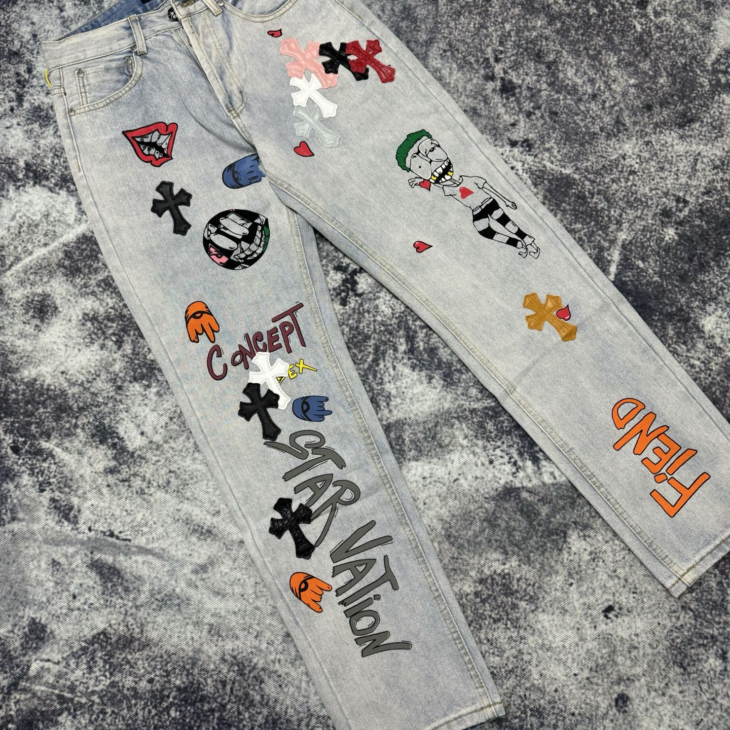 P130
款号：H726
Chrome Hearts & 25TX CH 克罗心联名小丑限定涂鸦鳄鱼皮牛仔裤 

意产特种牛皮印花再切割 订制羊皮三层粗线帖皮 整体拼接在重水水洗工艺 匠人手工泼墨 细节看的到
立体裁剪版型 宽松舒适不挑身材 显高显瘦 大厂精工 原厂品控 男女同款 可做情侣搭配 百搭推荐 四季必备牛仔裤

Color：浅色
Size：28-30-32-34-36