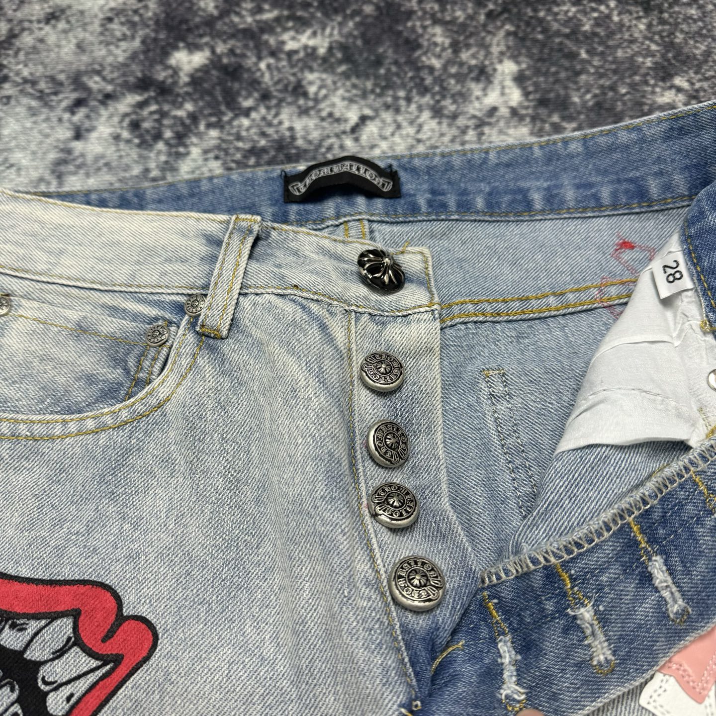 P130
款号：H726
Chrome Hearts & 25TX CH 克罗心联名小丑限定涂鸦鳄鱼皮牛仔裤 

意产特种牛皮印花再切割 订制羊皮三层粗线帖皮 整体拼接在重水水洗工艺 匠人手工泼墨 细节看的到
立体裁剪版型 宽松舒适不挑身材 显高显瘦 大厂精工 原厂品控 男女同款 可做情侣搭配 百搭推荐 四季必备牛仔裤

Color：浅色
Size：28-30-32-34-36