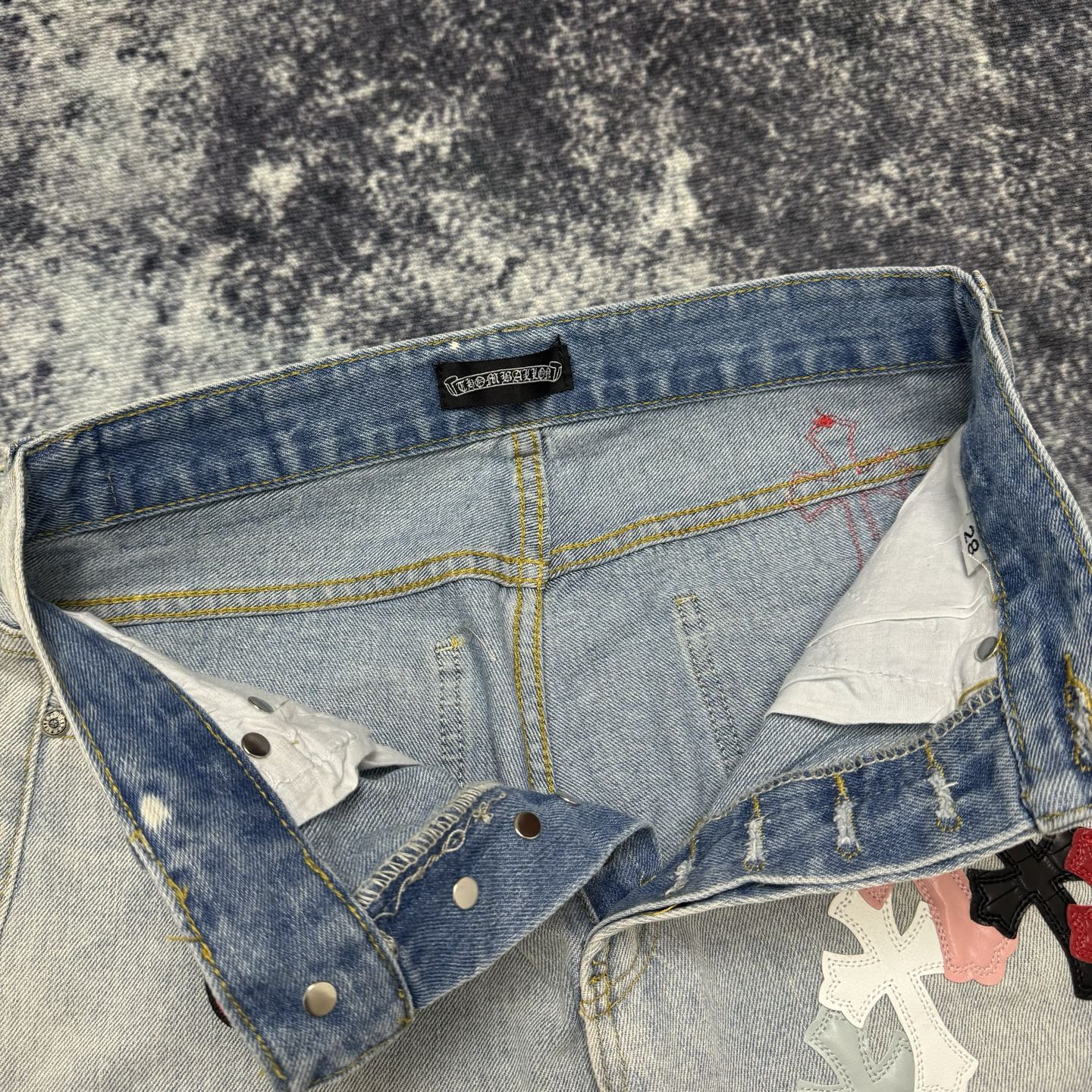 P130
款号：H726
Chrome Hearts & 25TX CH 克罗心联名小丑限定涂鸦鳄鱼皮牛仔裤 

意产特种牛皮印花再切割 订制羊皮三层粗线帖皮 整体拼接在重水水洗工艺 匠人手工泼墨 细节看的到
立体裁剪版型 宽松舒适不挑身材 显高显瘦 大厂精工 原厂品控 男女同款 可做情侣搭配 百搭推荐 四季必备牛仔裤

Color：浅色
Size：28-30-32-34-36