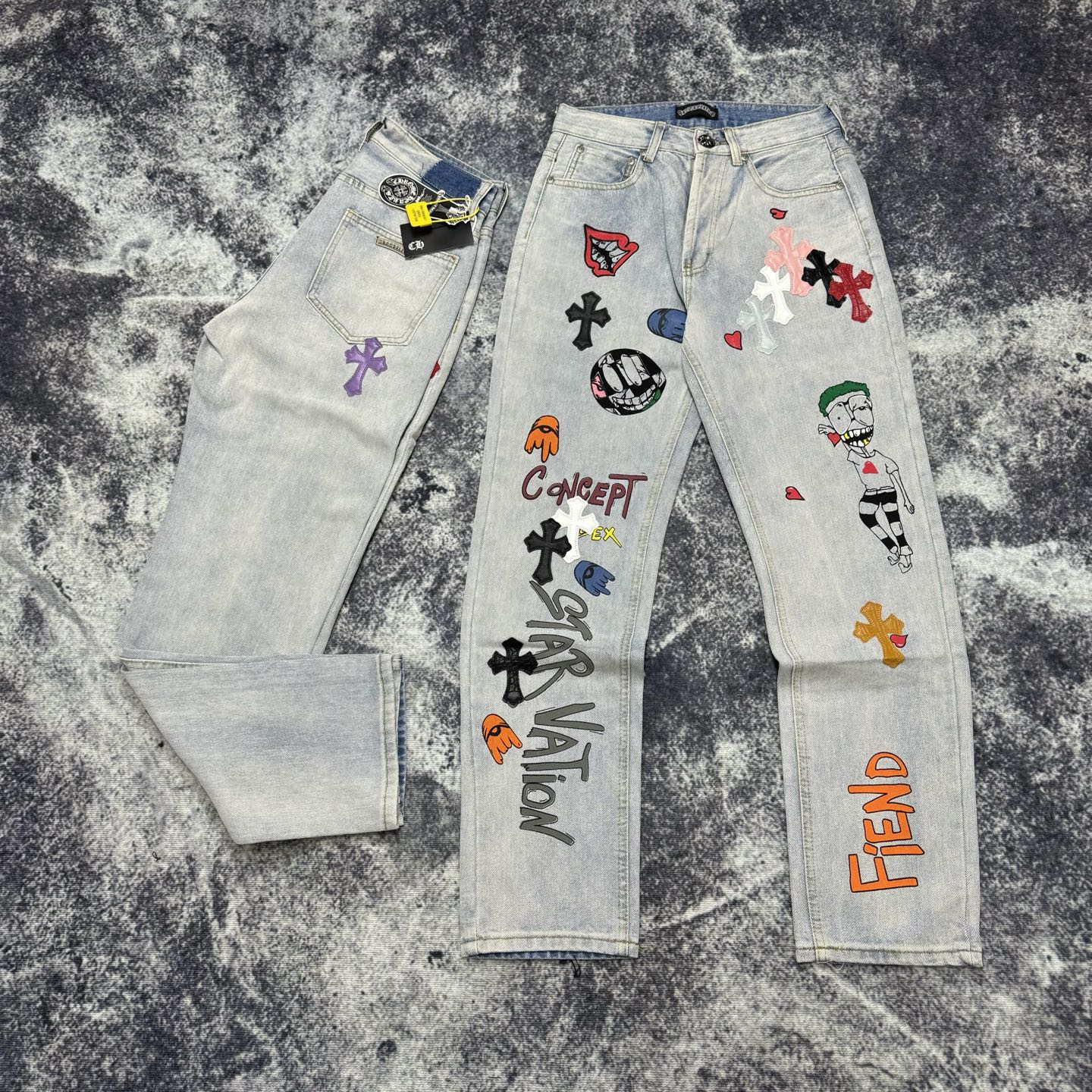 P130
款号：H726
Chrome Hearts & 25TX CH 克罗心联名小丑限定涂鸦鳄鱼皮牛仔裤 

意产特种牛皮印花再切割 订制羊皮三层粗线帖皮 整体拼接在重水水洗工艺 匠人手工泼墨 细节看的到
立体裁剪版型 宽松舒适不挑身材 显高显瘦 大厂精工 原厂品控 男女同款 可做情侣搭配 百搭推荐 四季必备牛仔裤

Color：浅色
Size：28-30-32-34-36