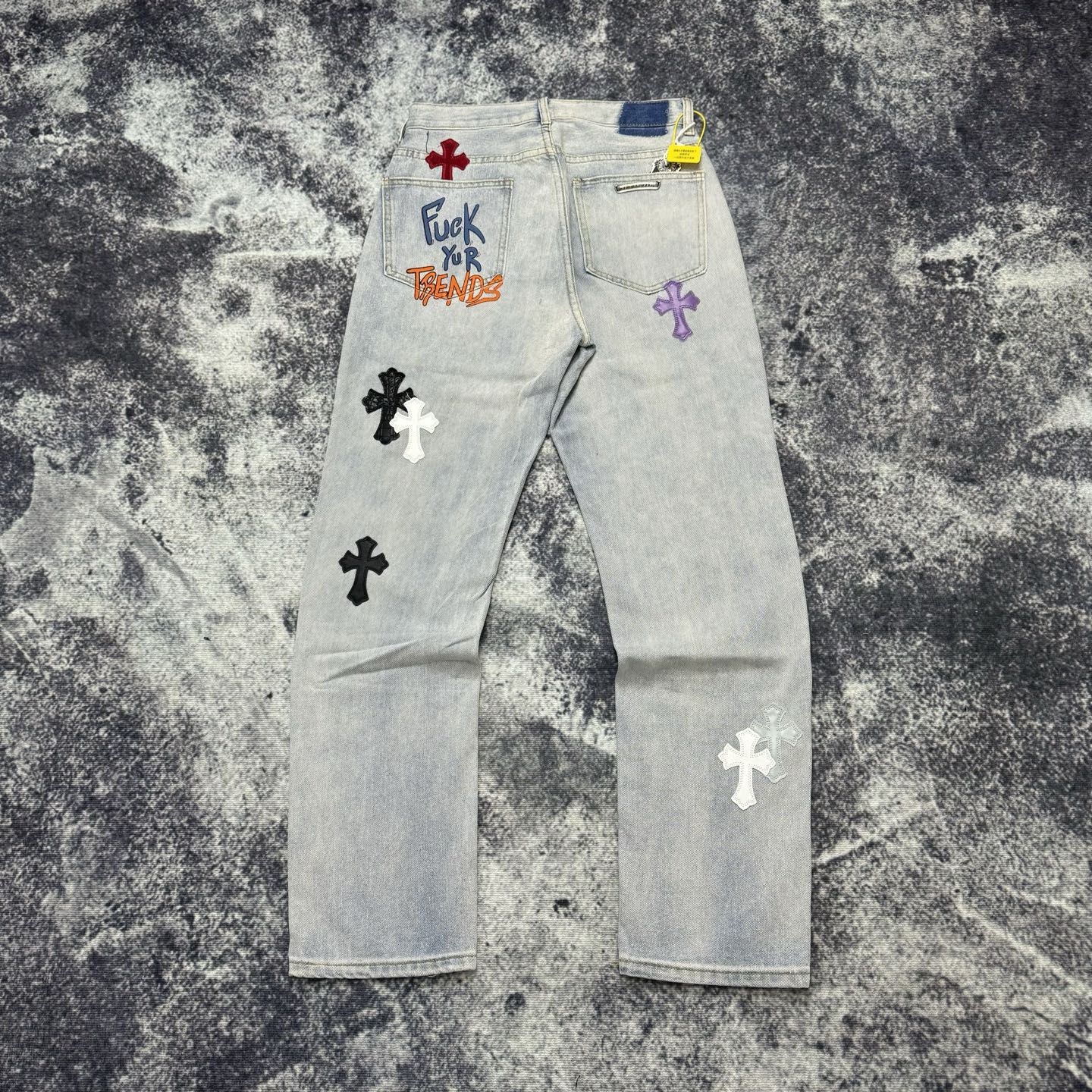 P130
款号：H726
Chrome Hearts & 25TX CH 克罗心联名小丑限定涂鸦鳄鱼皮牛仔裤 

意产特种牛皮印花再切割 订制羊皮三层粗线帖皮 整体拼接在重水水洗工艺 匠人手工泼墨 细节看的到
立体裁剪版型 宽松舒适不挑身材 显高显瘦 大厂精工 原厂品控 男女同款 可做情侣搭配 百搭推荐 四季必备牛仔裤

Color：浅色
Size：28-30-32-34-36