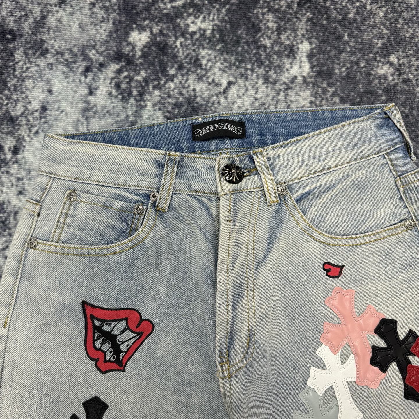 P130
款号：H726
Chrome Hearts & 25TX CH 克罗心联名小丑限定涂鸦鳄鱼皮牛仔裤 

意产特种牛皮印花再切割 订制羊皮三层粗线帖皮 整体拼接在重水水洗工艺 匠人手工泼墨 细节看的到
立体裁剪版型 宽松舒适不挑身材 显高显瘦 大厂精工 原厂品控 男女同款 可做情侣搭配 百搭推荐 四季必备牛仔裤

Color：浅色
Size：28-30-32-34-36