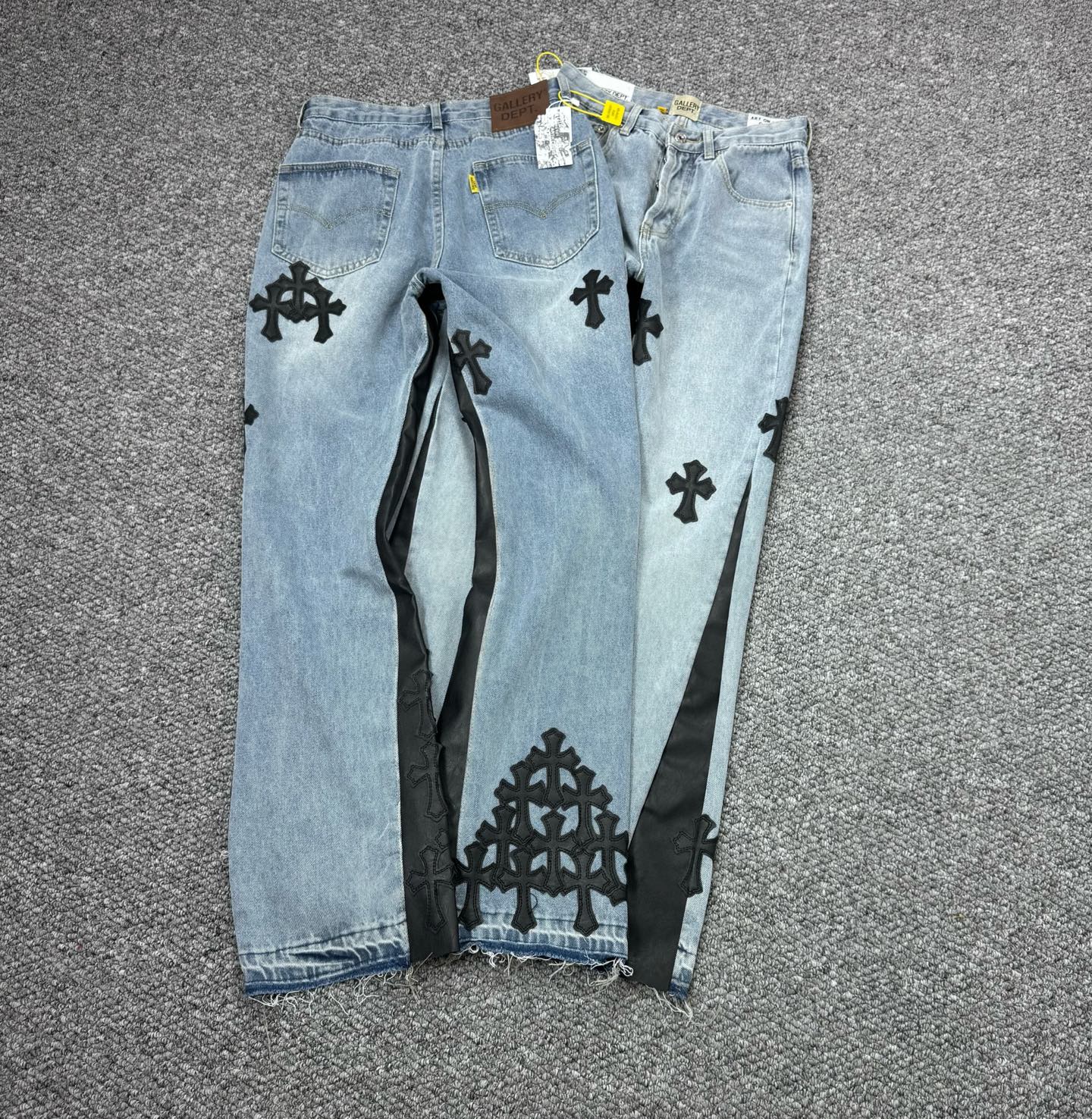 P140 Modelo: H784 GALLERY DEPT. Jeans acampanados lavados con cruces cosidas y múltiples piezas de cuero vint…