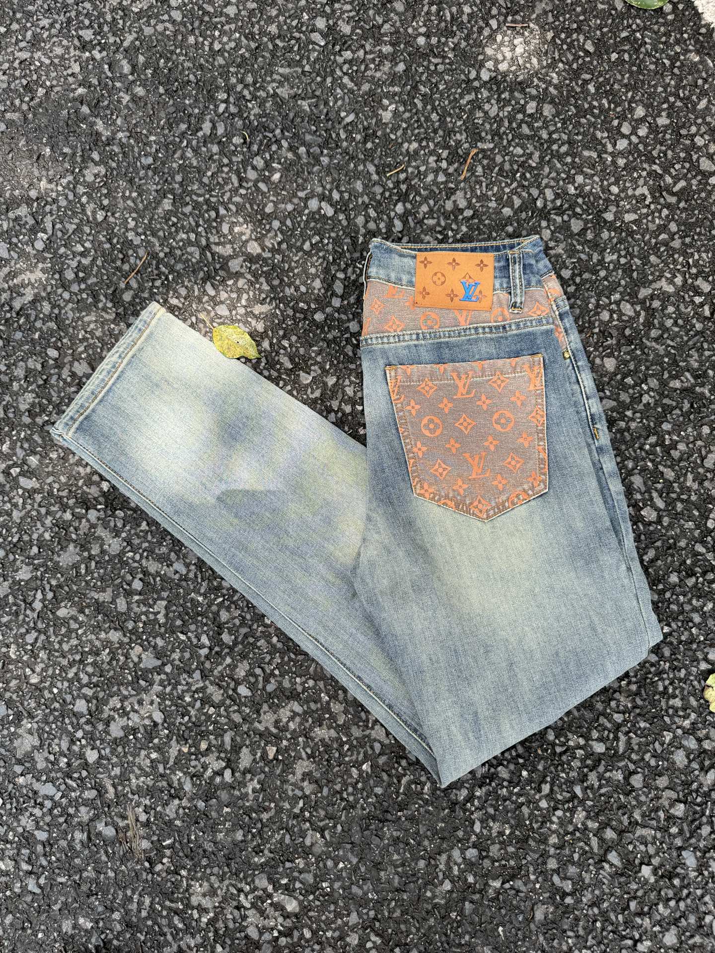 P130 N.º de modelo: H1276 Louis Vuitton & Louis Vuitton Pantalones rectos con bolsillos y logo de nueva temporada SS26 …