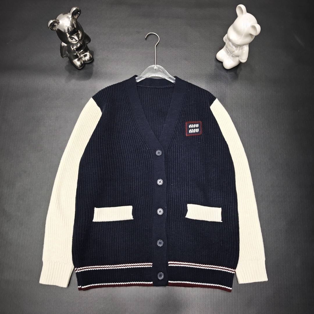 NO:577609,Meow meow new logo contrasting v-neck cardigan wool version S.M.L size,,alexander wang19860909喵喵 新款徽标撞色v领开衫 羊毛版本S.M.L码,,alexander wang,Women's clothing