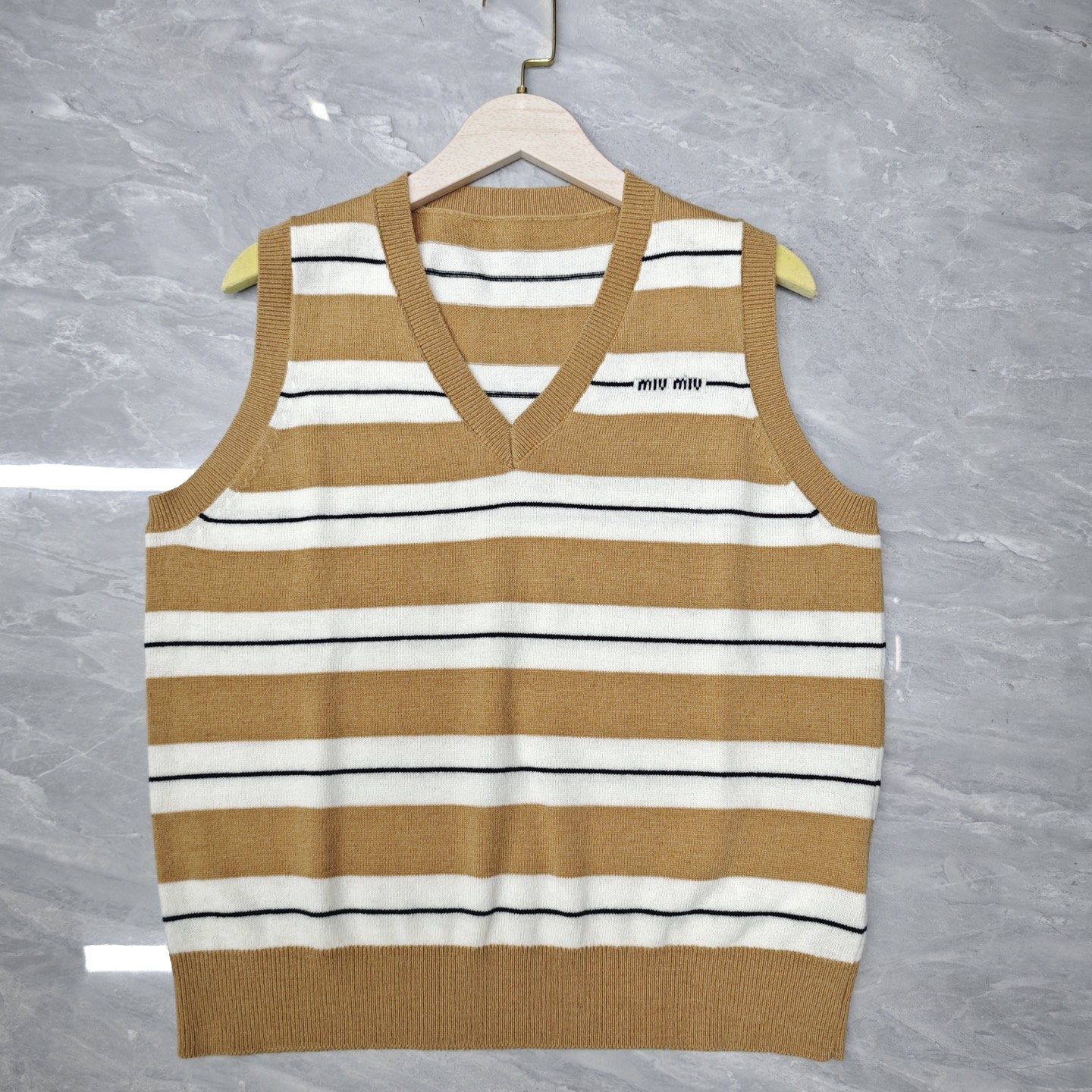 NO:508222,Meow v-neck striped vest 850485 wool version S.M.L, alexander wang19860909喵喵 v领条纹背心 850485 羊毛版本S.M.L码,,alexander wang,Women's clothing