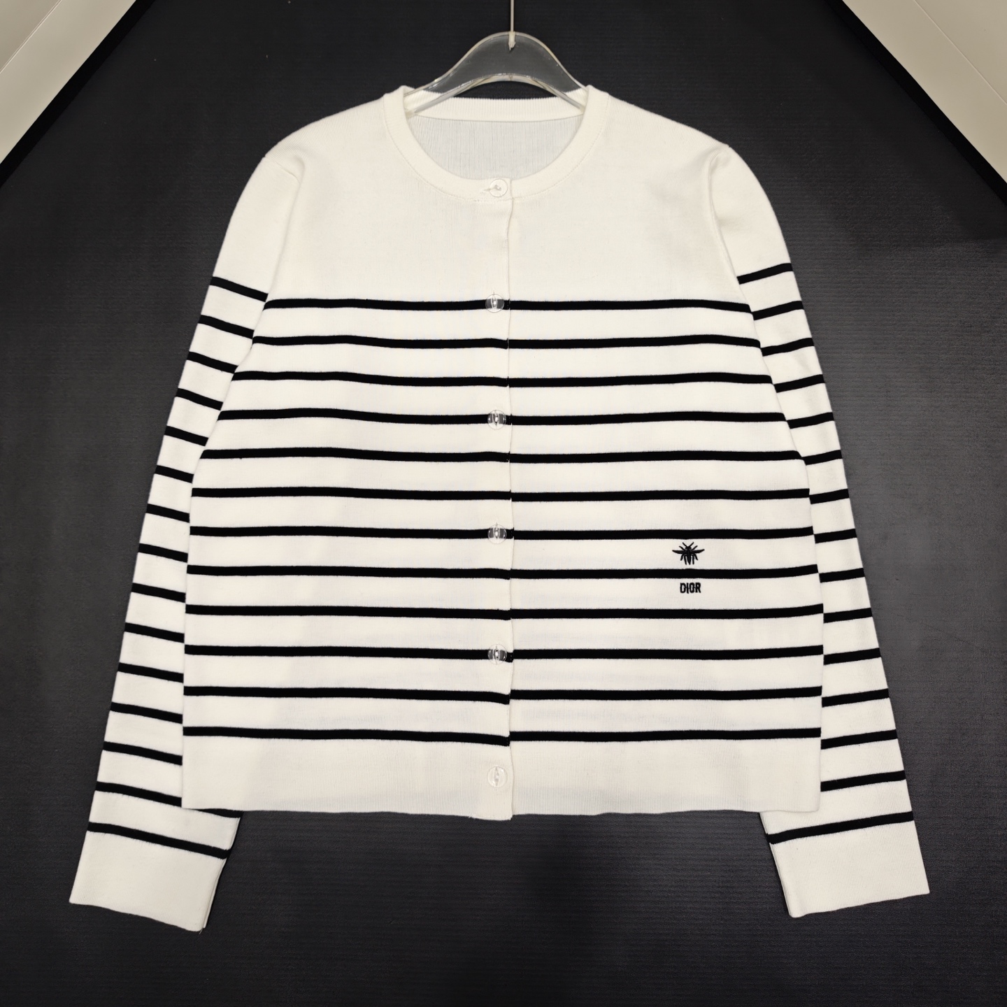 NO:508244,D home logo embroidered round neck cardigan 850490 wool version S.M.L code,dior,alexander wang19860909D家 logo刺绣圆领开衫 850490 羊毛版本S.M.L码,,dior,alexander wang,Women's clothing