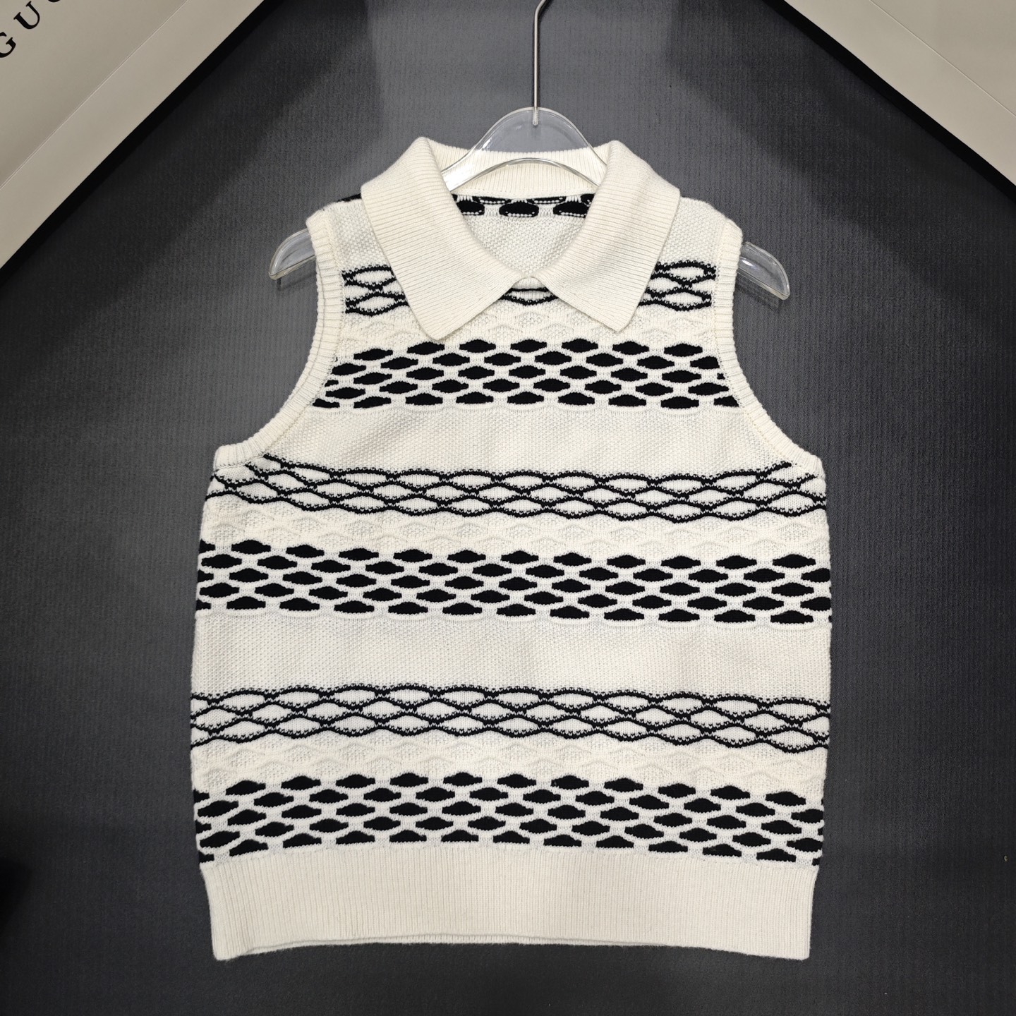 NO:564725,Loe geometric pattern polo vest 850531 wool version S.M.L size,,loewe,alexander wang19860909Loe 几何图案polo背心 850531 羊毛版本S.M.L码,,loewe,alexander wang,Women's clothing