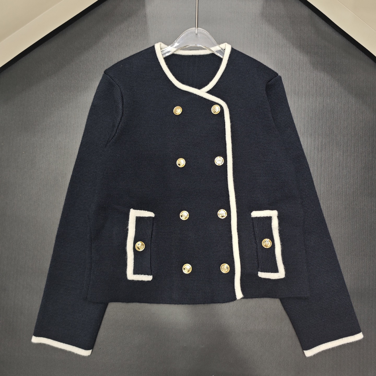 NO:564717,Maje round neck double breasted cardigan long sleeves 850532 wool version S.M.L size,,alexander wang19860909Maje 圆领双排扣开衫长袖 850532 羊毛版本S.M.L码,,alexander wang,Women's clothing