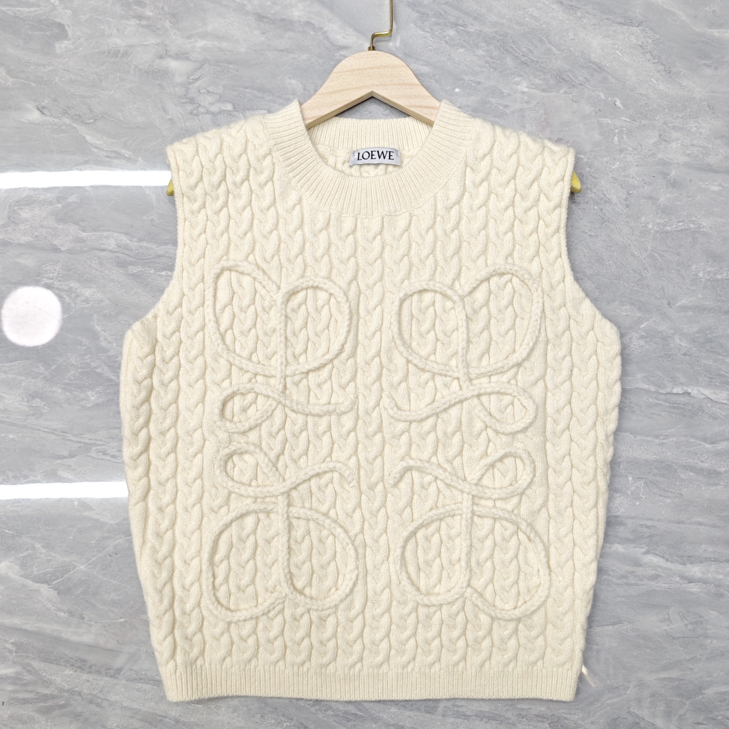 NO:564711,Loe crew neck vest with front logo 850533 Wool version S.M.L size,,loewe,alexander wang19860909Loe 前胸logo圆领背心 850533 羊毛版本S.M.L码,,loewe,alexander wang,Women's clothing