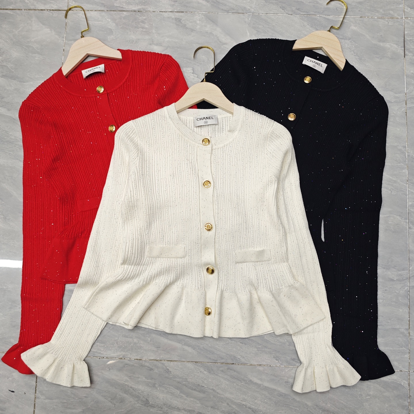 NO:564703,Xiaoxiang black gold sequin round neck cardigan 850534 wool version S.M.L size,,alexander wang19860909小香 黑金珠片圆领开衫 850534 羊毛版本S.M.L码,,alexander wang,Women's clothing