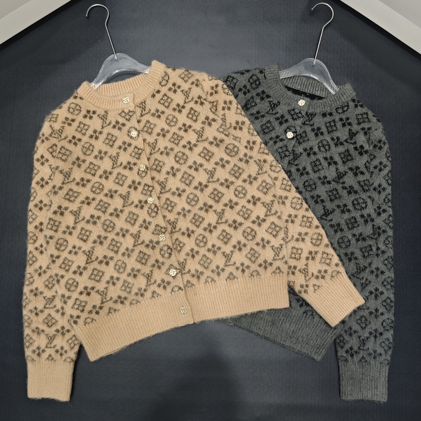 NO:564632,Donkey brand presbyopic mohair round neck cardigan 850545 wool version S.M.L size, Louis Vuitton, Alexander Wang19860909驴牌 老花马海毛圆领开衫 850545 羊毛版本S.M.L码,,louis vuitton,alexander wang,Women's clothing