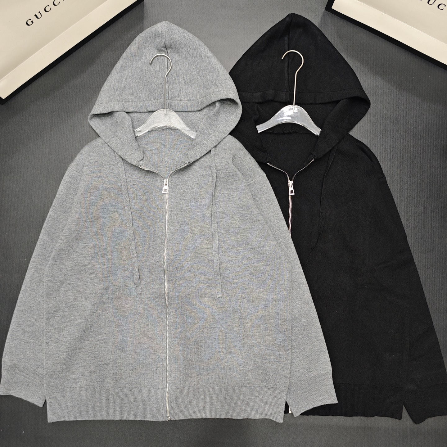 NO:564681,Loe reserve embossed logo hooded cardigan 850547 wool version S.M.L size,,loewe,hats,alexander wang19860909Loe 后备浮雕logo连帽开衫 850547 羊毛版本S.M.L码,,loewe,hats,alexander wang,Women's clothing