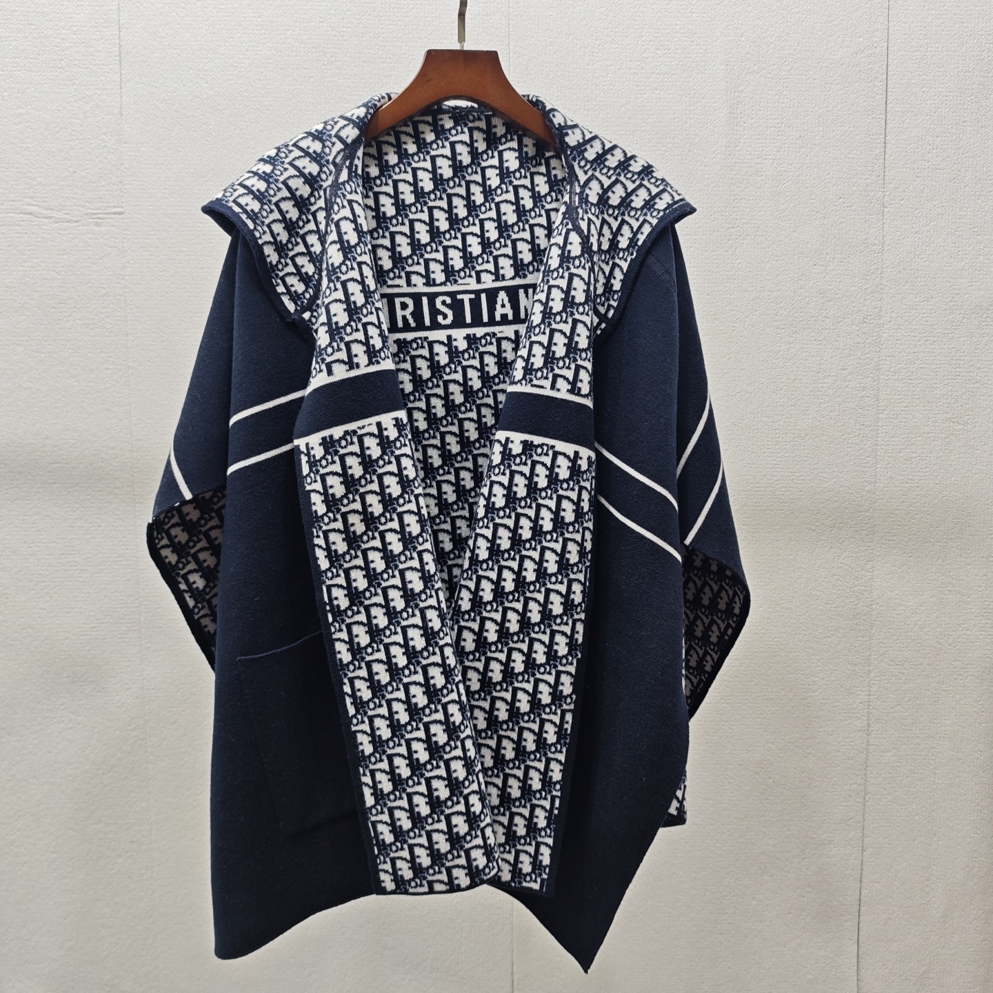 NO:577625,D home double-sided presbyopic hooded shawl 850612 wool version S.M.L size, dior, shawls, hats, alexander wang19860909D家 双面老花连帽披肩 850612 羊毛版本S.M.L码,,dior,shawls,hats,alexander wang,Women's clothing