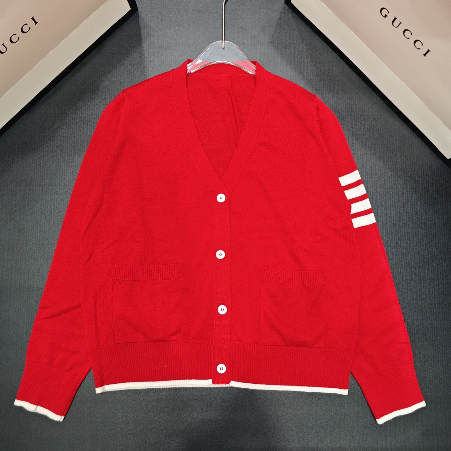 NO:687612,tB double pocket v-neck cardigan long sleeve 850775 wool version S.M.L size,,19860909tB 双口袋v领开衫长袖 850775 羊毛版本S.M.L码,,,Women's clothing