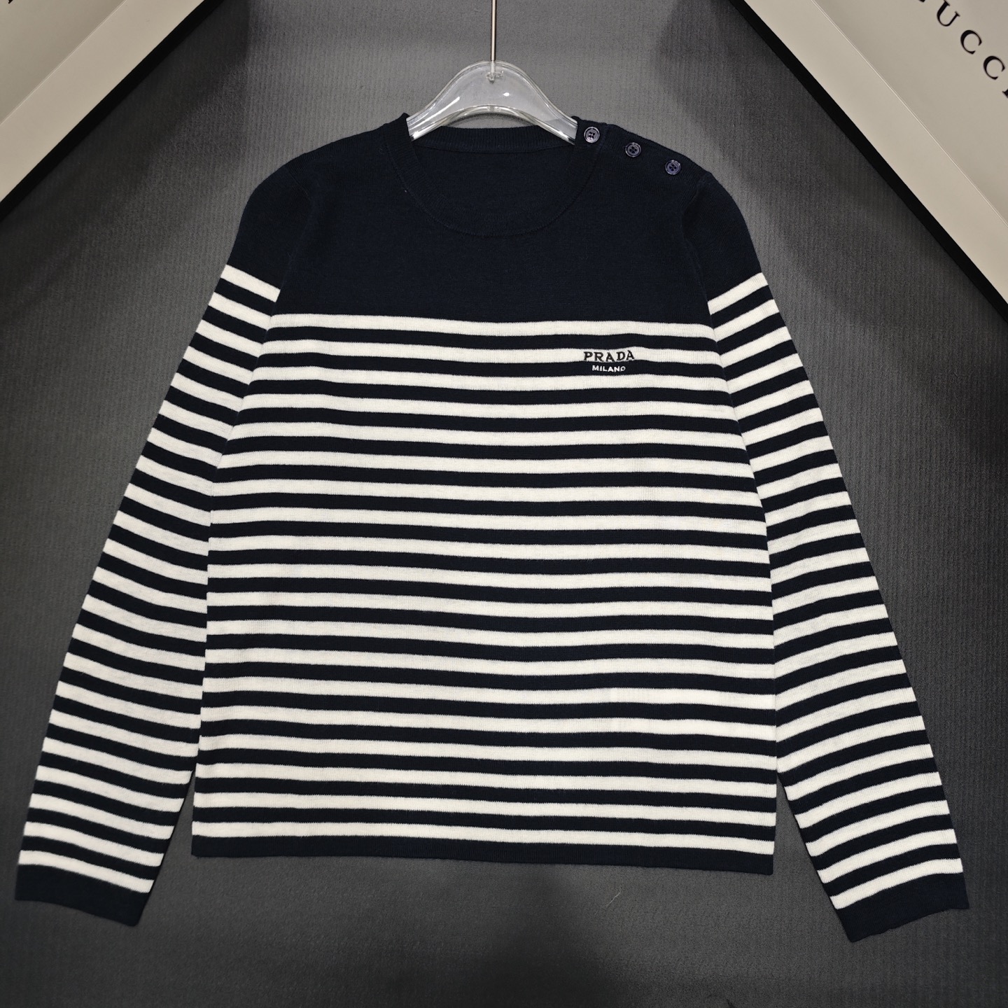 NO:694750,P Home Shoulder Button Striped Pullover Long Sleeve 850778 Wool Version S.M.L Size,,19860909P家 肩扣条纹套头长袖 850778 羊毛版本S.M.L码,,,Women's clothing