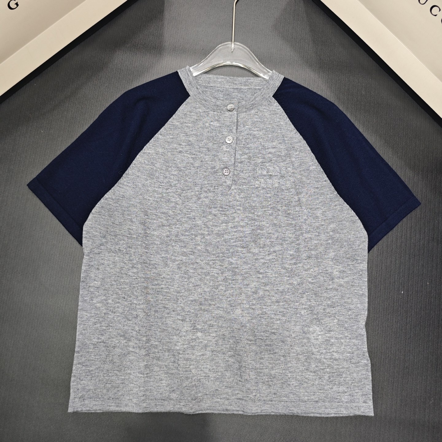 NO:731360,Meow Meow Raglan Sleeve Button Round Neck Short Sleeve 850812 Wool Version S.M.L Size,,T-shirt,19860909喵喵 插肩袖开扣圆领短袖 850812 羊毛版本S.M.L码,,T-shirt,,Women's clothing