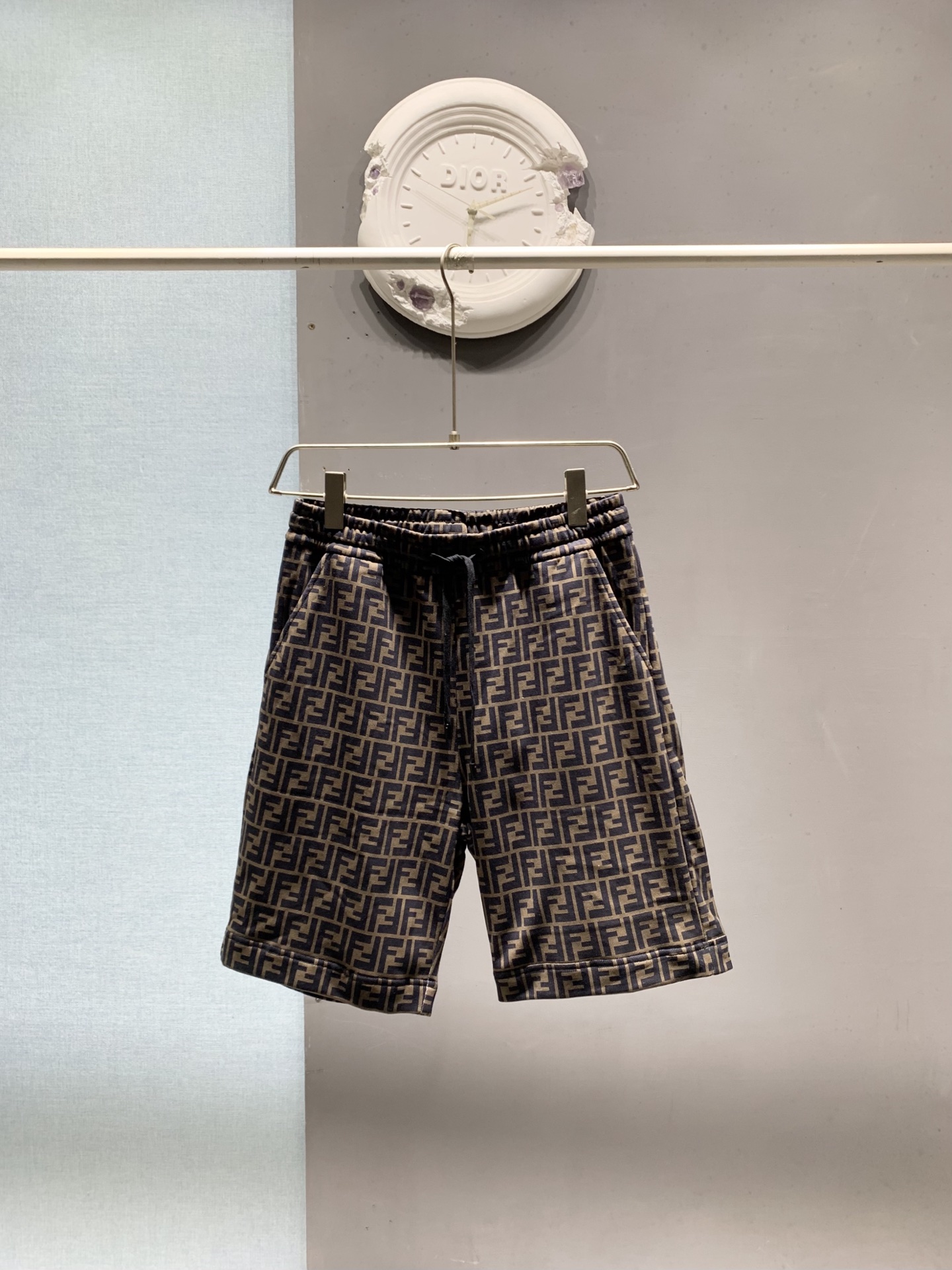 Pantalones cortos Fendi con estampado FF. Estos pantalones cortos están confeccionados en tejido de algodón con estampa…