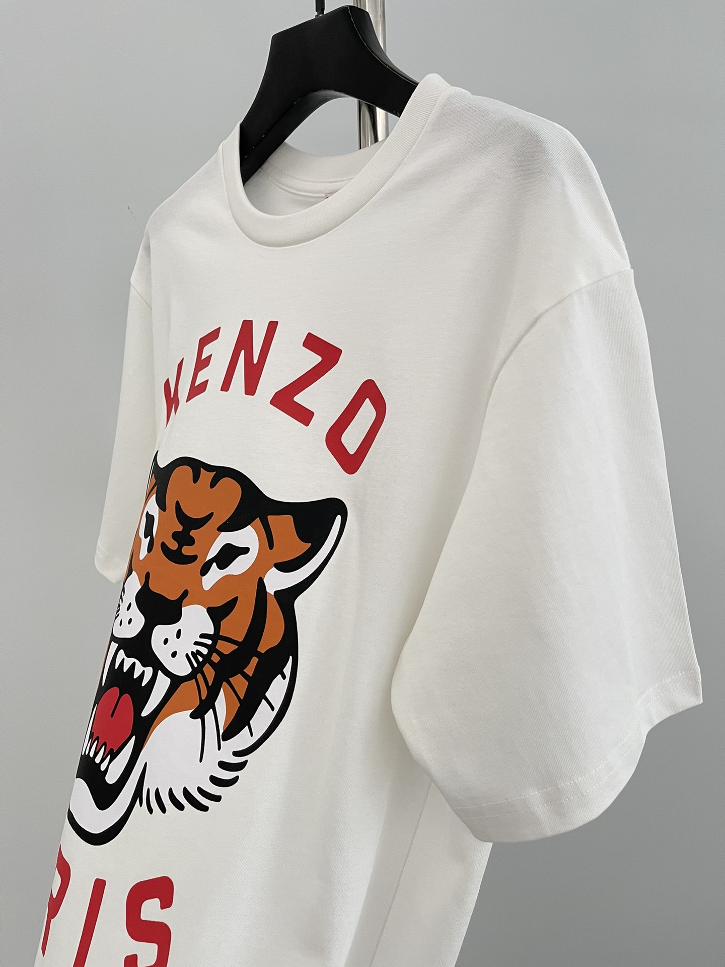 这件t恤的印花是今年的新标识“kenzo lucky tiger”图案设计，nigo设计的“lucky tiger与kenzo takada设计的大象在一起，也是本品牌的吉祥虎头标志。