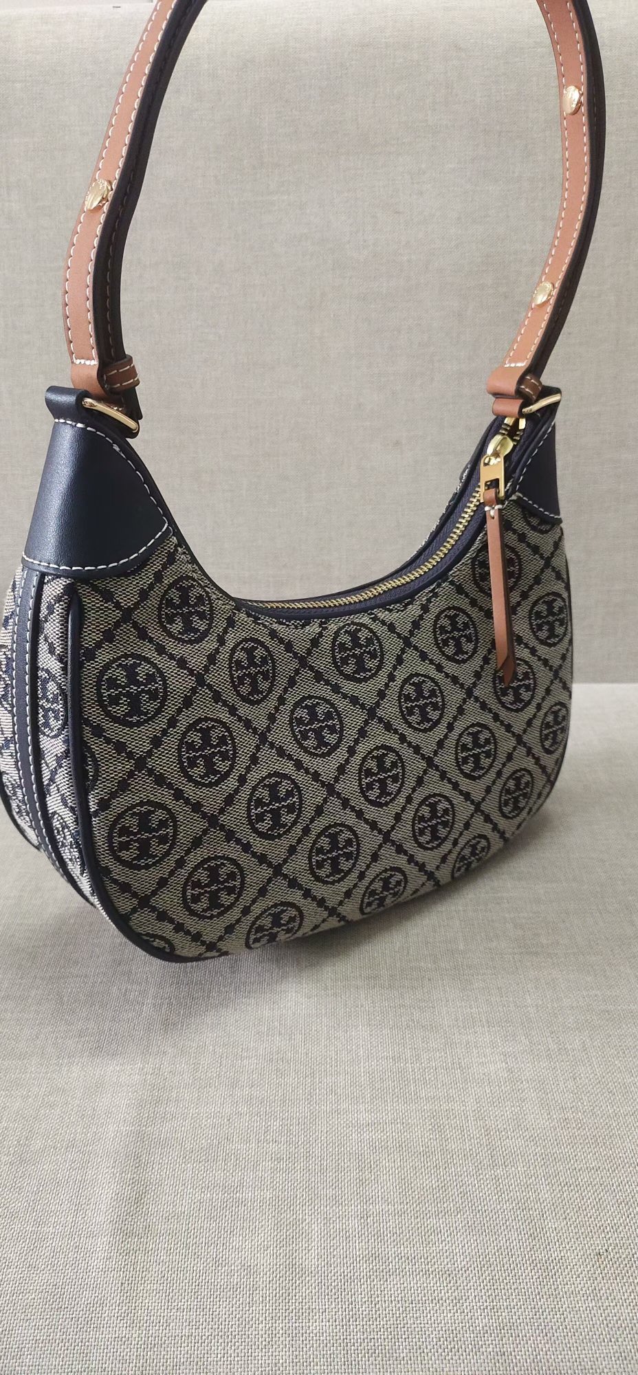 Tory Burch ～TB新款老花新月包 超火系列 全新包款和厚度 精选编织提花打造 采用标志性T Mongram图案
