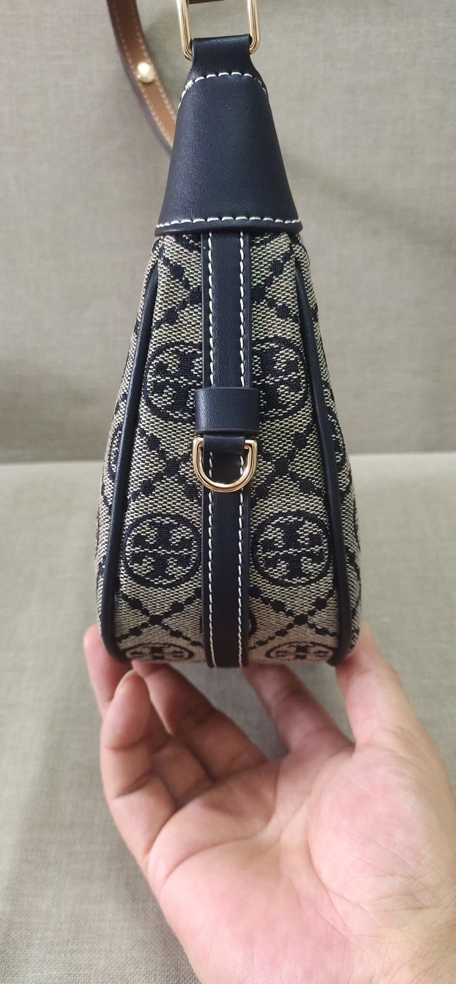 Tory Burch ～TB新款老花新月包 超火系列 全新包款和厚度 精选编织提花打造 采用标志性T Mongram图案
