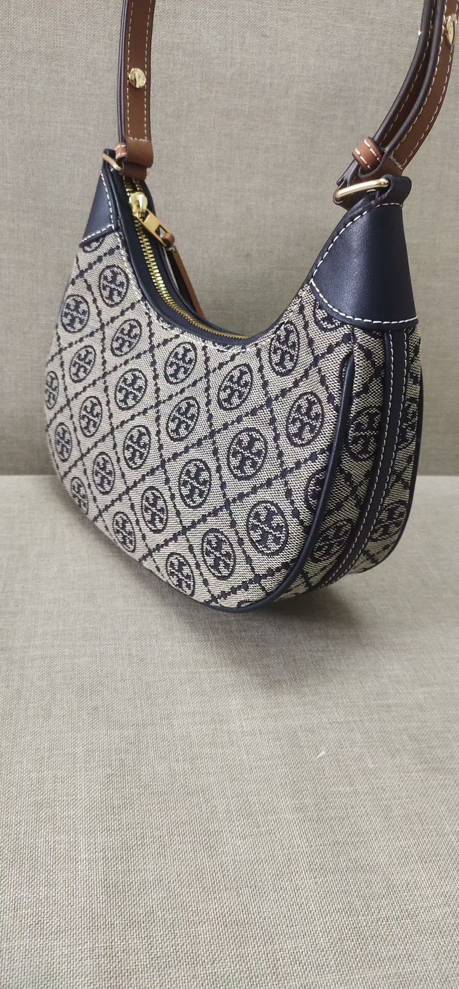 Tory Burch ～TB新款老花新月包 超火系列 全新包款和厚度 精选编织提花打造 采用标志性T Mongram图案