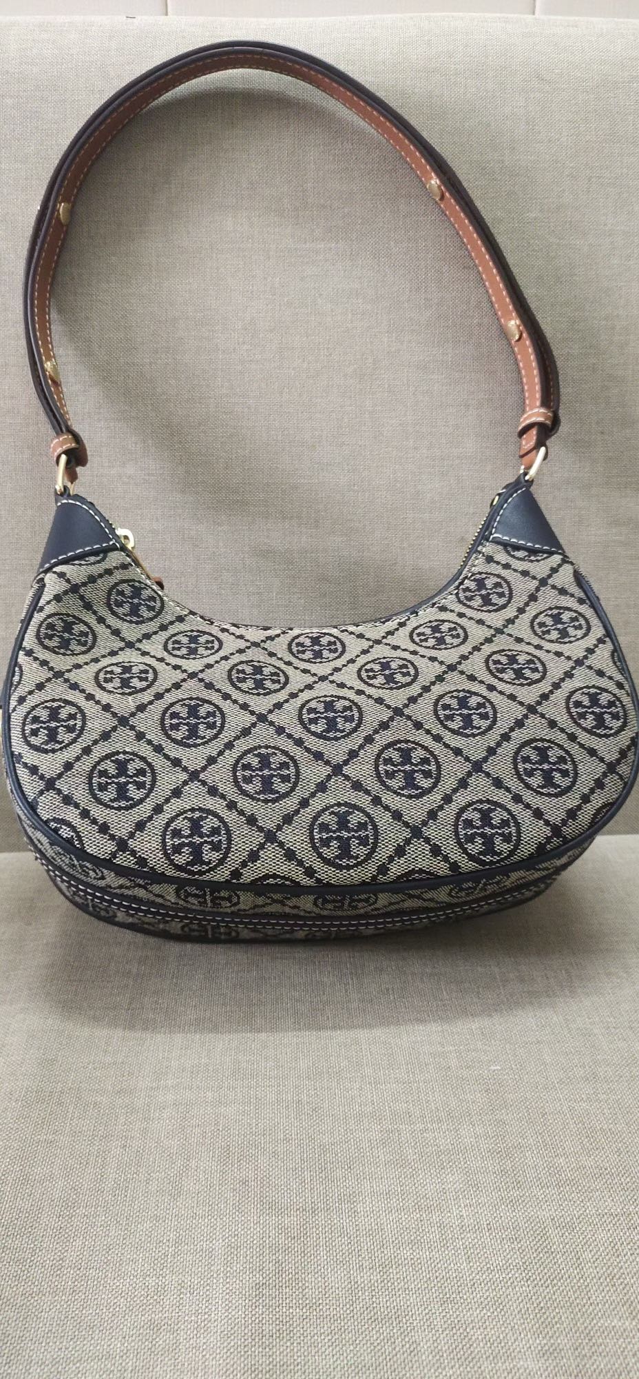 Tory Burch ～TB新款老花新月包 超火系列 全新包款和厚度 精选编织提花打造 采用标志性T Mongram图案