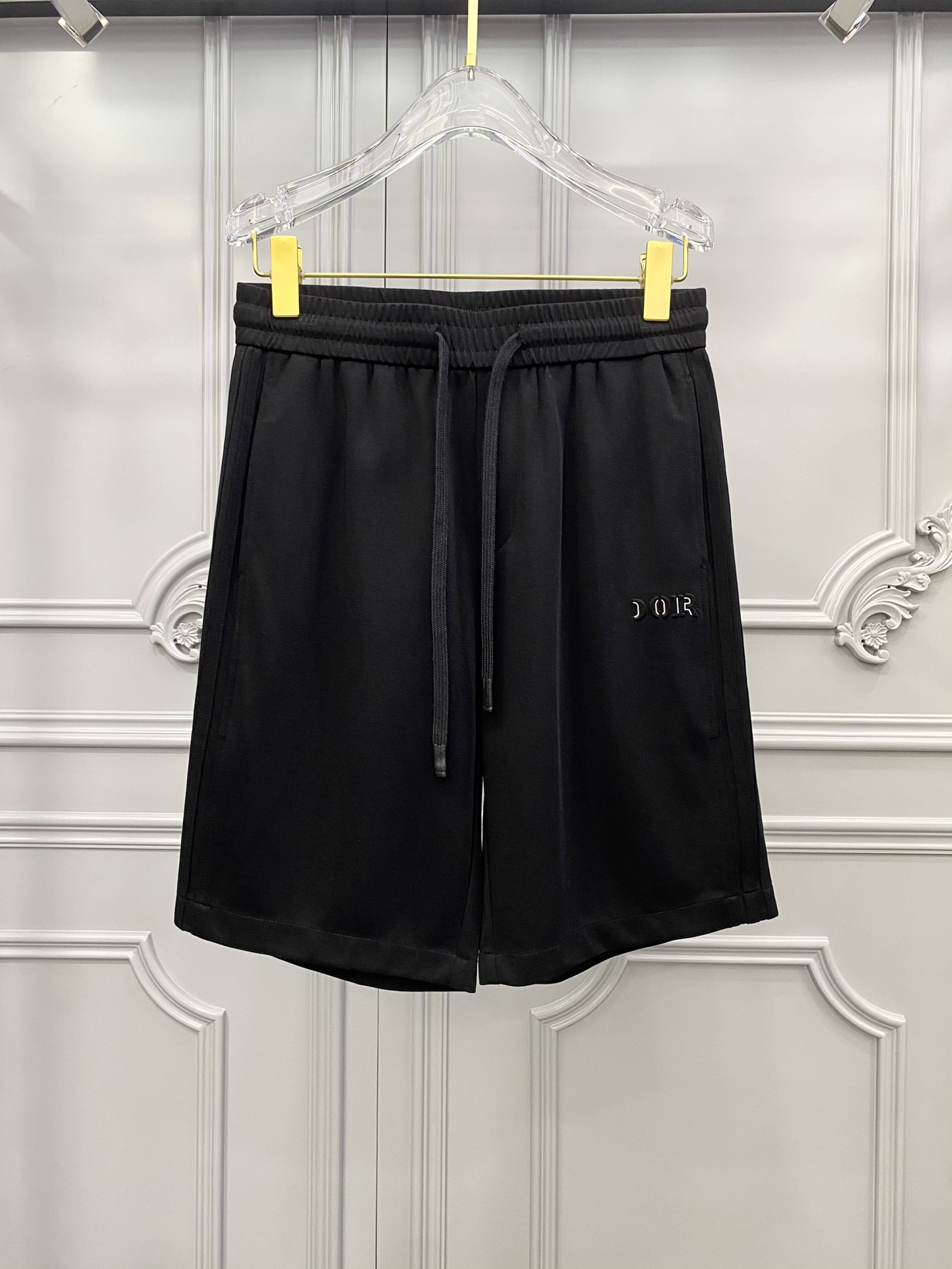 NO:160144,New spring and summer 2025 men's casual shorts, high-end products are simple, fashionable and generous, customized original imported fabrics, simple, neat and refreshing, and the quality workmanship details can withstand any form of inspection. Simple, elegant and versatile style. The upper body is elegant and handsome, and a new visual feeling!  He has invincible appearance, excellent details, and is not picky about others!  Code number M-3xL, shorts, alexander wang198609092025春夏新款男士休闲短裤 高端货简洁时尚大方 定制原版进口面料 简洁利落又清爽 品质做工细节经得起任何形式检验简约大方百搭款 上身优雅帅气,焕然一新的即视感！品相无敌,细节都很到位,上身不挑人！ 码数M-3xL,,shorts,alexander wang,Men's clothing