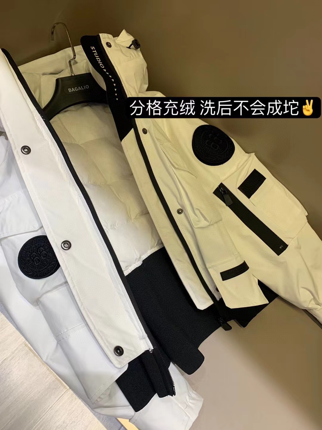 我们填充羽绒️秒杀棉服版本1️内里充绒国标90白鸭绒2️衣服贵在工艺和材质树脂压胶拉链意大利进口高密度冲