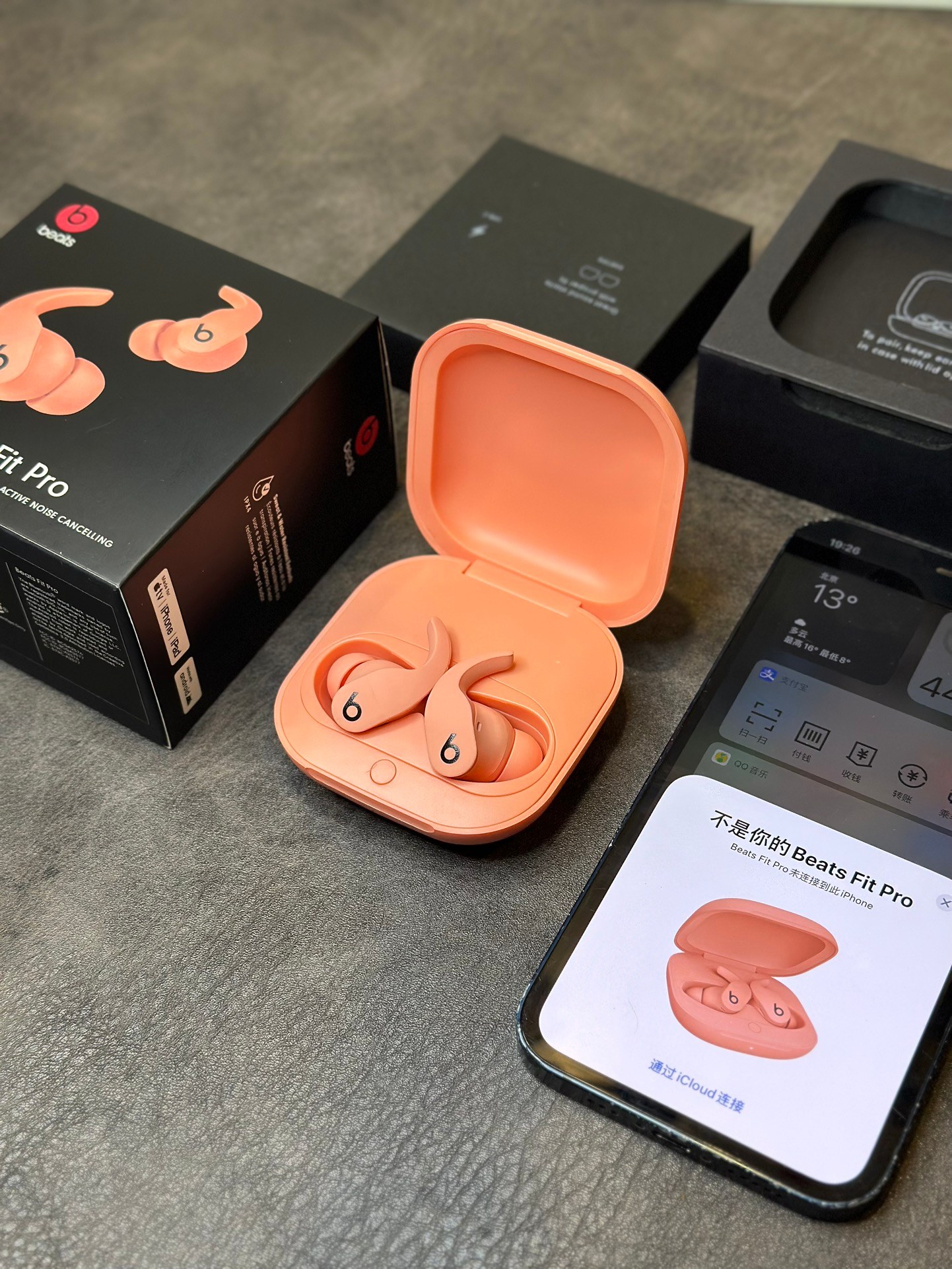 beats fit pro 魔音蓝牙耳机
市面唯一正确版本 原装盒子包装
台湾进口芯片 1.75石墨钛喇叭 音质非常好💯
立体凹版雕刻魔音logo 区别市面错误版油漆图标
按压式切换模式‼️指哪打哪的按键回馈感
续航最长听歌可达8小时 搭配充电仓可达一天
type-c充电口 可快速充电 充电5分钟听歌1小时
5.0蓝牙 安卓苹果都能用 市面手机基本都匹配

提供三种尺寸胶塞 给你最佳的佩戴舒适感受！
包装清单 耳机 充电线 替换耳塞 说明书 b字贴纸等

售后退换条件：产品都是全新产品 非质量问题不可退换 质量问题可收到货三天之内支持退换货 其余情况壳料保护好售后三个月免费换新！