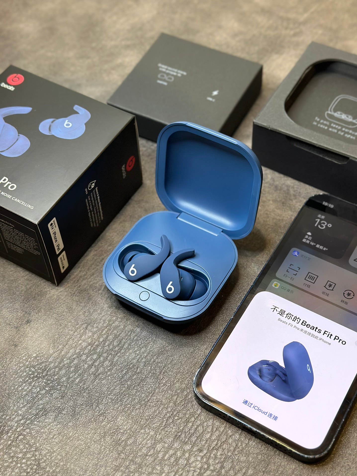 beats fit pro 魔音蓝牙耳机
市面唯一正确版本 原装盒子包装
台湾进口芯片 1.75石墨钛喇叭 音质非常好💯
立体凹版雕刻魔音logo 区别市面错误版油漆图标
按压式切换模式‼️指哪打哪的按键回馈感
续航最长听歌可达8小时 搭配充电仓可达一天
type-c充电口 可快速充电 充电5分钟听歌1小时
5.0蓝牙 安卓苹果都能用 市面手机基本都匹配

提供三种尺寸胶塞 给你最佳的佩戴舒适感受！
包装清单 耳机 充电线 替换耳塞 说明书 b字贴纸等

售后退换条件：产品都是全新产品 非质量问题不可退换 质量问题可收到货三天之内支持退换货 其余情况壳料保护好售后三个月免费换新！