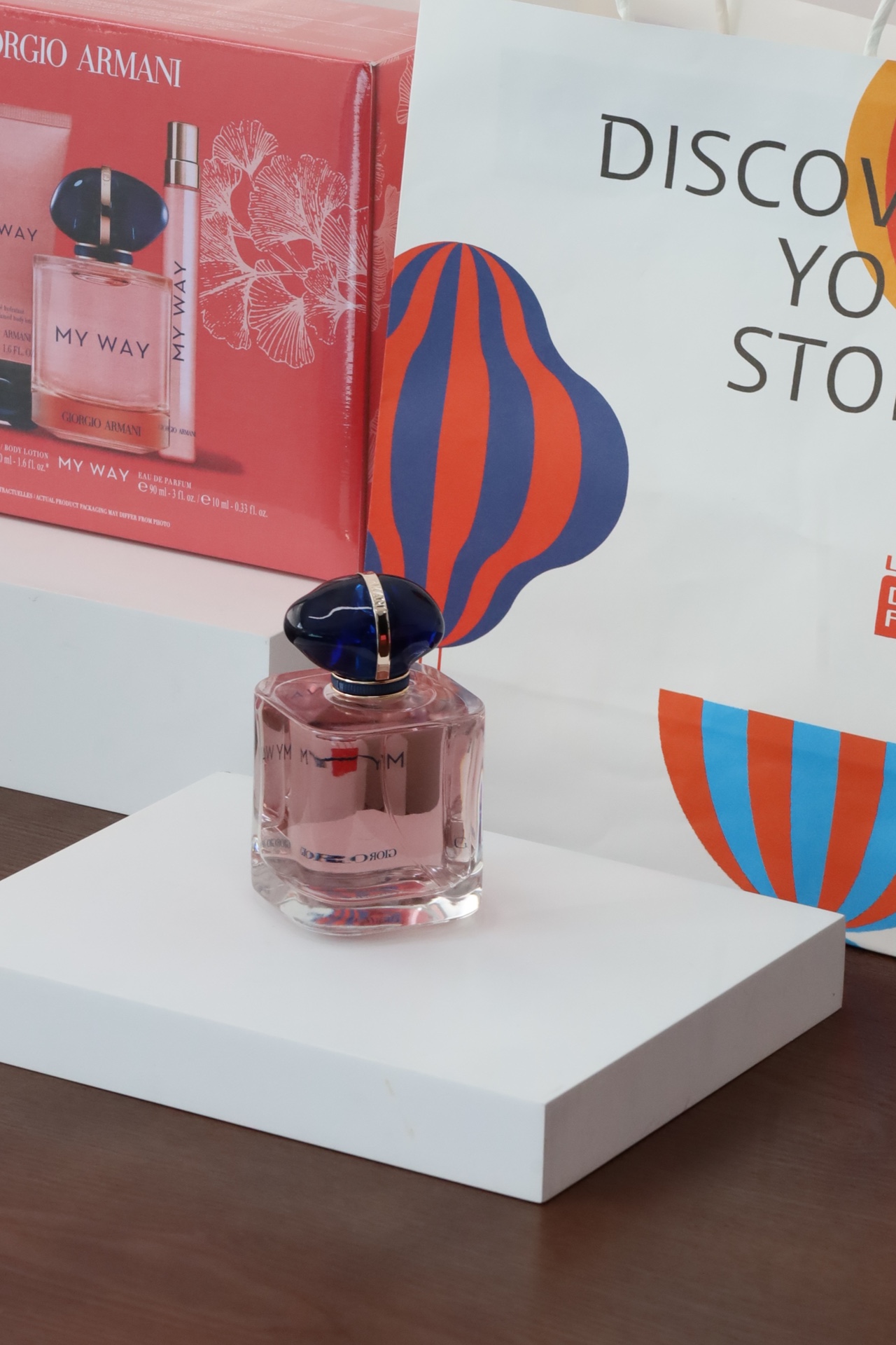NO:810560,GIORGIO ARMANI Armani's new women's fragrance ~ MY WAY's slightly sweet fragrance that will make people happy ~ Top notes: Calabrian bergamot, Egyptian orange blossom Middle notes: Indian tuberose, Indian jasmine Base notes: Madagascar vanilla, Virginia cedar and white musk, perfume, armani, armani19860909GIORGIO ARMANI阿玛尼新款女香～ MY WAY会让人愉悦的那种微甜香调~ 前调:卡拉布里亚佛手柑,埃及橙花 中调:印度晚香玉,印度茉莉 后调:马达加斯加香草,弗吉尼亚雪松和白麝香,香水,armani,armani,accessory