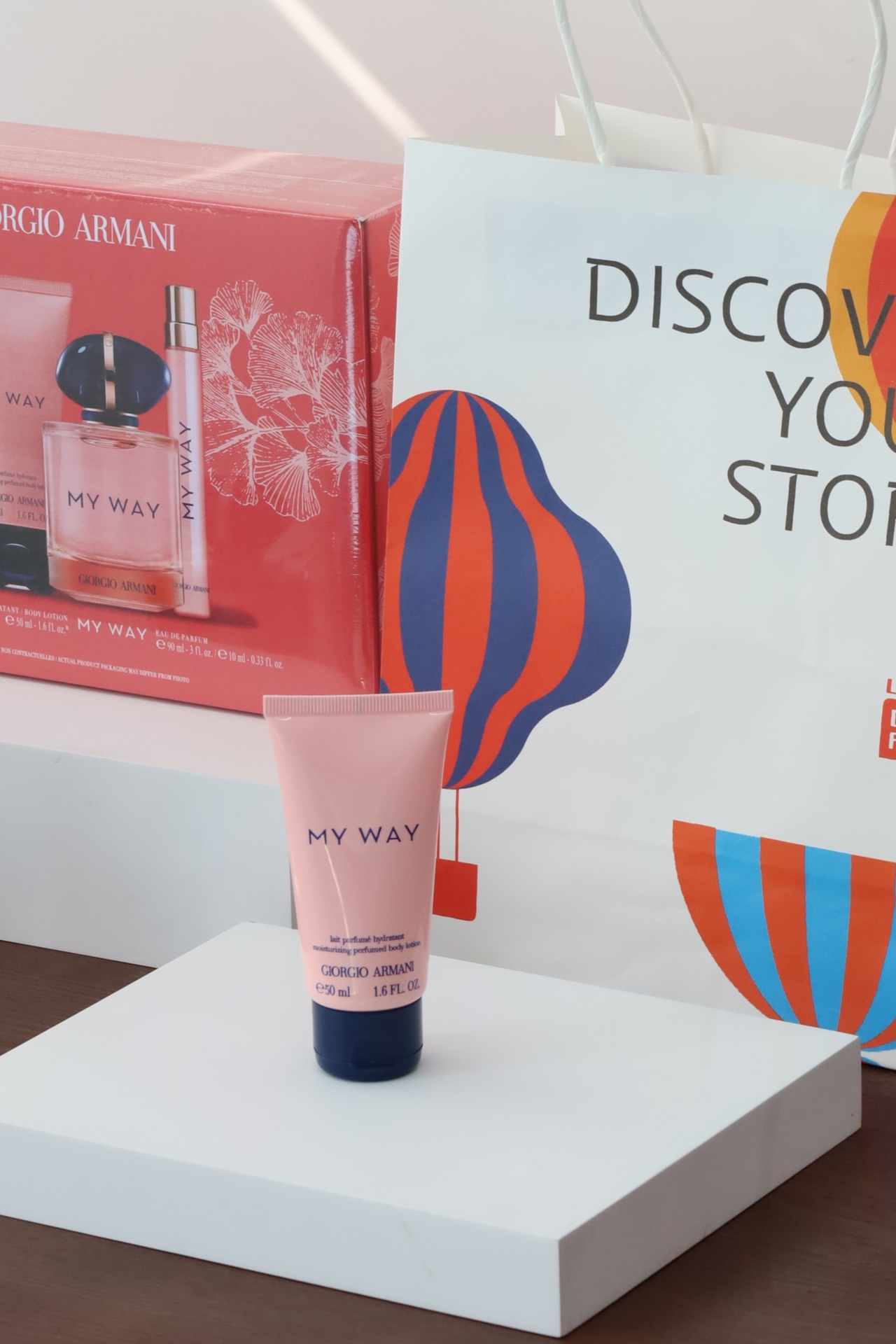NO:810554,Armani myway body lotion 50ml. The sweet and waxy white flower tuberose and the vitality of fleshy grape fruit are blended just right! The overall taste is gentle! Smart! Fresh! Rich in layering! It is the kind that will never conflict with the fragrance! Creamy texture, fast absorption, every inch of skin on the body is moist and tender. The fragrance is incredible and long-lasting! It can be called a walking atmosphere body fragrance!, perfume, armani19860909阿玛尼myway身体乳50ml 清甜软糯的白花香晚香玉 和元气的多肉葡萄果香融合的恰到好处!整体味道温柔!灵动!清新!层次感丰富!是绝对不会撞香的那种!奶油感质地,吸收巨快,身上每一寸肌肤都是水水嫩嫩.留香更是逆天持久!堪称行走的氛围感体香!,香水,armani,accessory