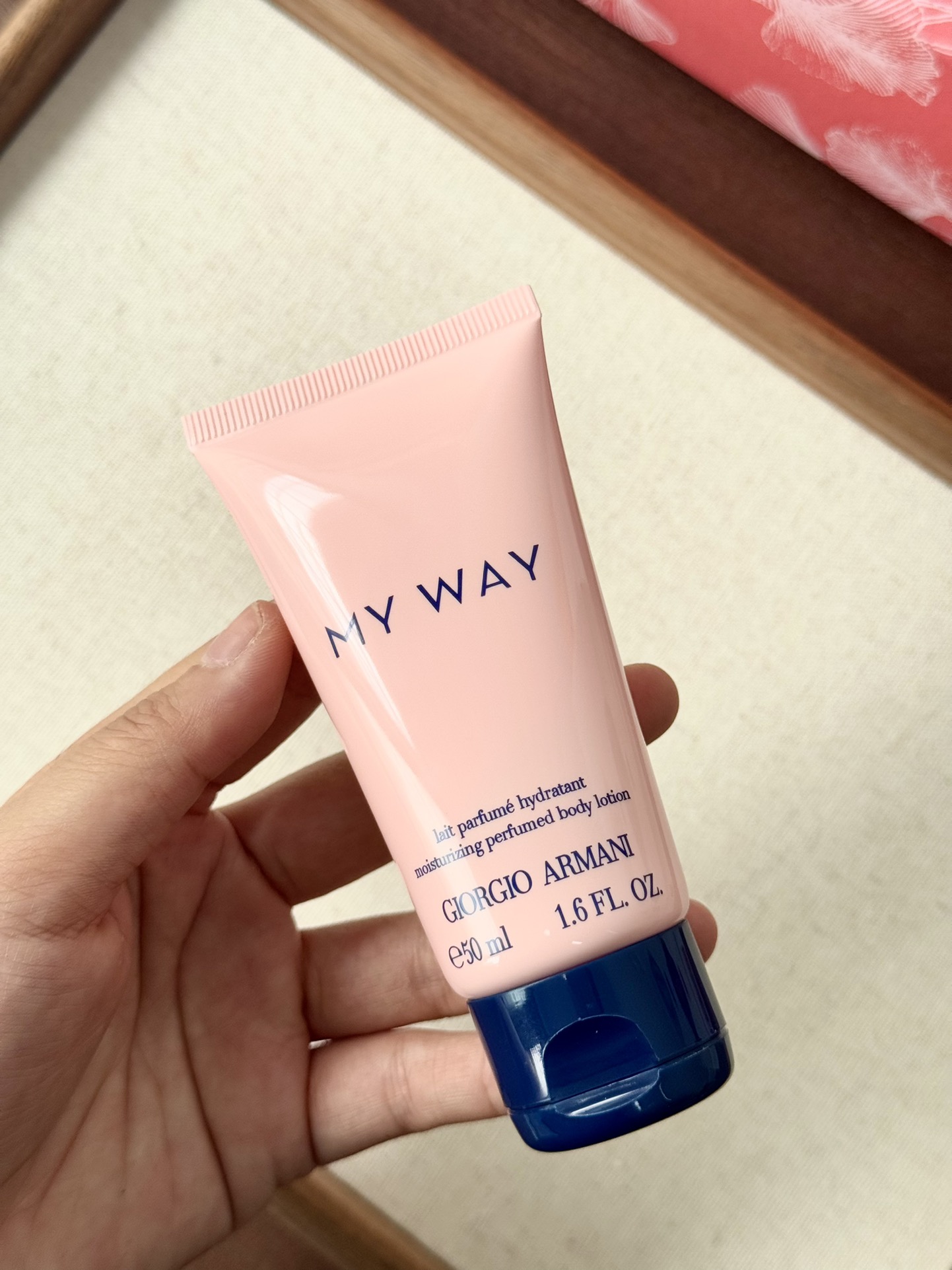 NO:810568,Pay attention to details; our body nipple hijab must look like the cabinet. Let’s compare it with the imitation products on the market. Perfume19860909注意细节；我们身体乳盖头一定和柜子一样是这样的,大家拿去和市面仿货做对比,香水,accessory