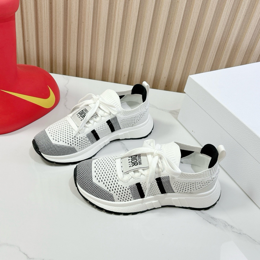 NO:414130,25ss Spring and Summer New Dior Run'n'Dior Men's and Women's Couples Sports Shoes Flying Mesh Fabric Casual Shoes Running Shoes Simple and Super versatile. Upper matching Logo logo. Perfect and luxurious on the feet can be matched with spring, summer, autumn and winter clothing. It is even more comfortable to wear on the feet!  This Run'n'Dior sneakers are a new product in the 2025 autumn series, reinterpreting the sports style with an elegant and fashionable look. The upper is carefully crafted from white and black mesh fabrics, and the laces and heels are decorated with the Christian Dior Paris logo. The exquisite two-color sole is light and soft, which adds a high-order temperament to all kinds of casual styles. The upper is original mold-opening and flying weaving fabric, breathable and comfortable, sole PU absorbent film, non-slip sole, super light, size, women's 35-39 (40.41 custom-made non-return and exchange) men's 39-45 (44.45 custom-made non-return and exchange), casual shoes/sports, dior, dior, sneakers1986090925ss春夏新款Dior迪奥 Run'n'Dior 男女情侣款运动鞋飞织网眼织物休闲鞋跑步鞋 简约超级百搭. 鞋面搭配 Logo布标.上脚完美奢华可任意搭配春夏秋冬服饰. 上脚更是舒适！ 这款 Run'n'Dior 运动鞋是二零二五秋季系列新品,以优雅时尚的造型重新演绎运动风格.鞋面采用白色和黑色网眼织物精心制作,鞋带和鞋跟饰以Christian Dior Paris标志.精致的双色鞋底轻盈柔软,可为各式休闲造型增添高订气质. 鞋面原版开模飞织面料 透气舒适 鞋底PU吸膜防滑大底 超级轻盈 码数 女款35-39（40.41定做不退换） 男款39-45（44.45定做不退换）,休闲鞋/运动鞋,dior,dior,sneakers,Women's Shoes