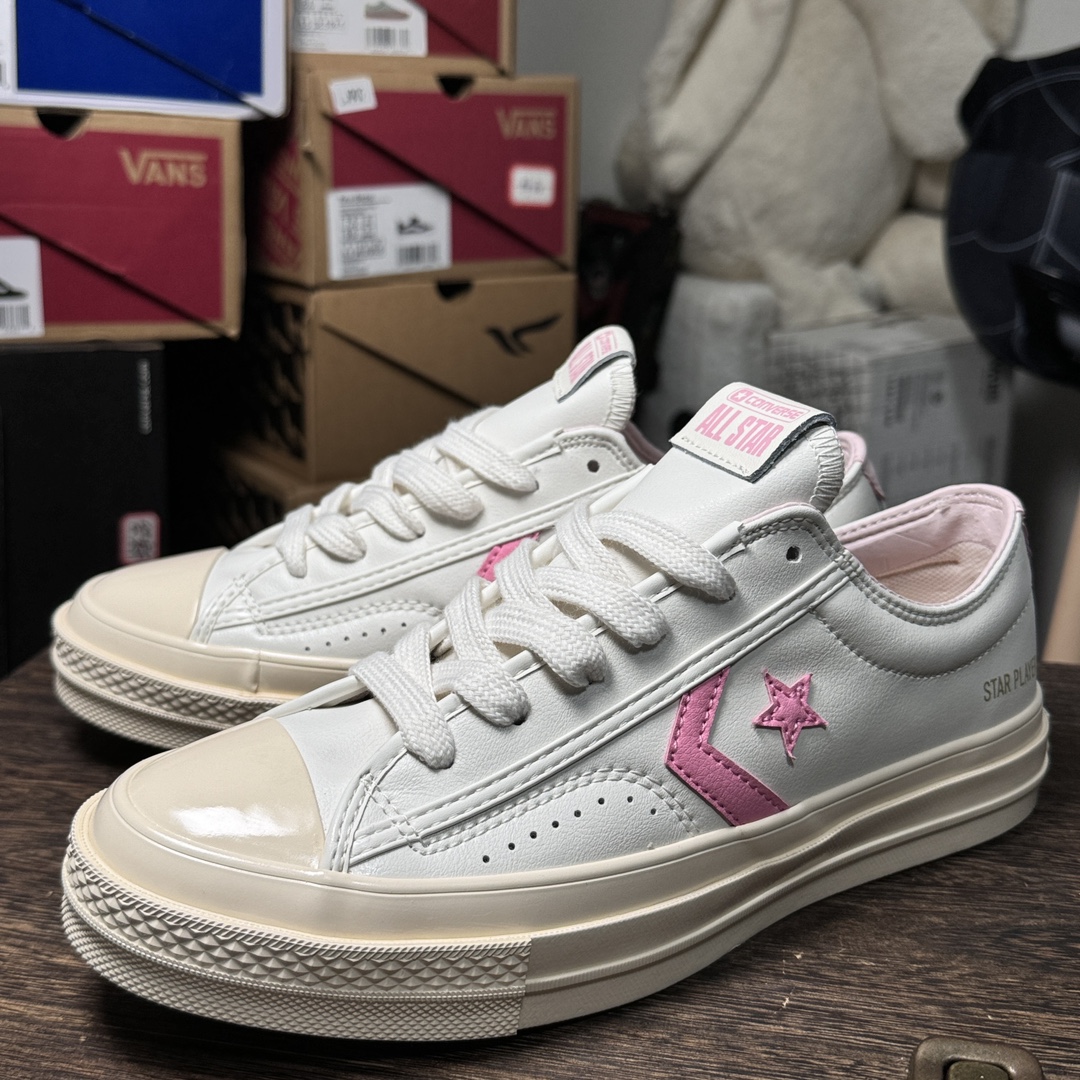 💰110
- Converse Star 💰layer 白皮粉
“复古的星箭标➕小牛皮材质”搭配很难让人不心动的浅粉色💗满足对恋爱的所有幻想！

货号：A11590C
SIZE：34-44（带半码）新品出货