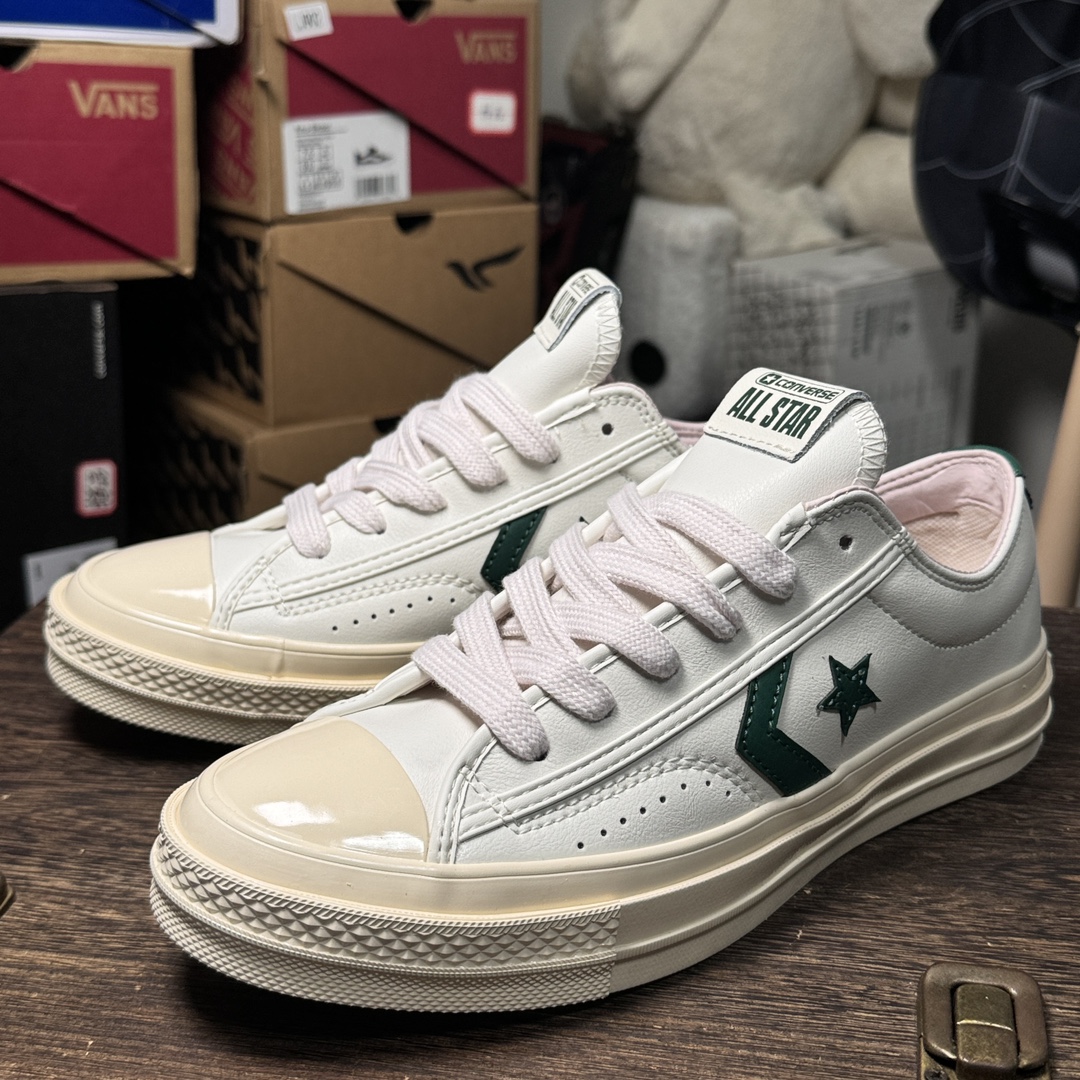💰110
- Converse Star 💰layer 白皮绿
“复古的星箭标➕小牛皮材质”墨绿色真的拍照📷很出片啦！很有老街的味道！

货号：A11590C
SIZE：34-44（带半码）新品出货