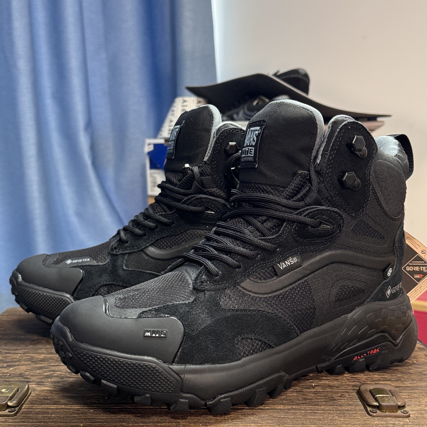 P280
Vans MTE Crestline ADV Gore-Tex黑色
配备UltraCush™鞋垫或中底,提供良好的缓震效果,减轻行走或运动时脚部的压力,长时间穿着也能保持舒适。外底采用橡胶材质,带有独特的纹路设计,能在不同地形提供可靠的抓地力和稳定性
货号:VN000CVPBKA
码数:40-44(整码齐)